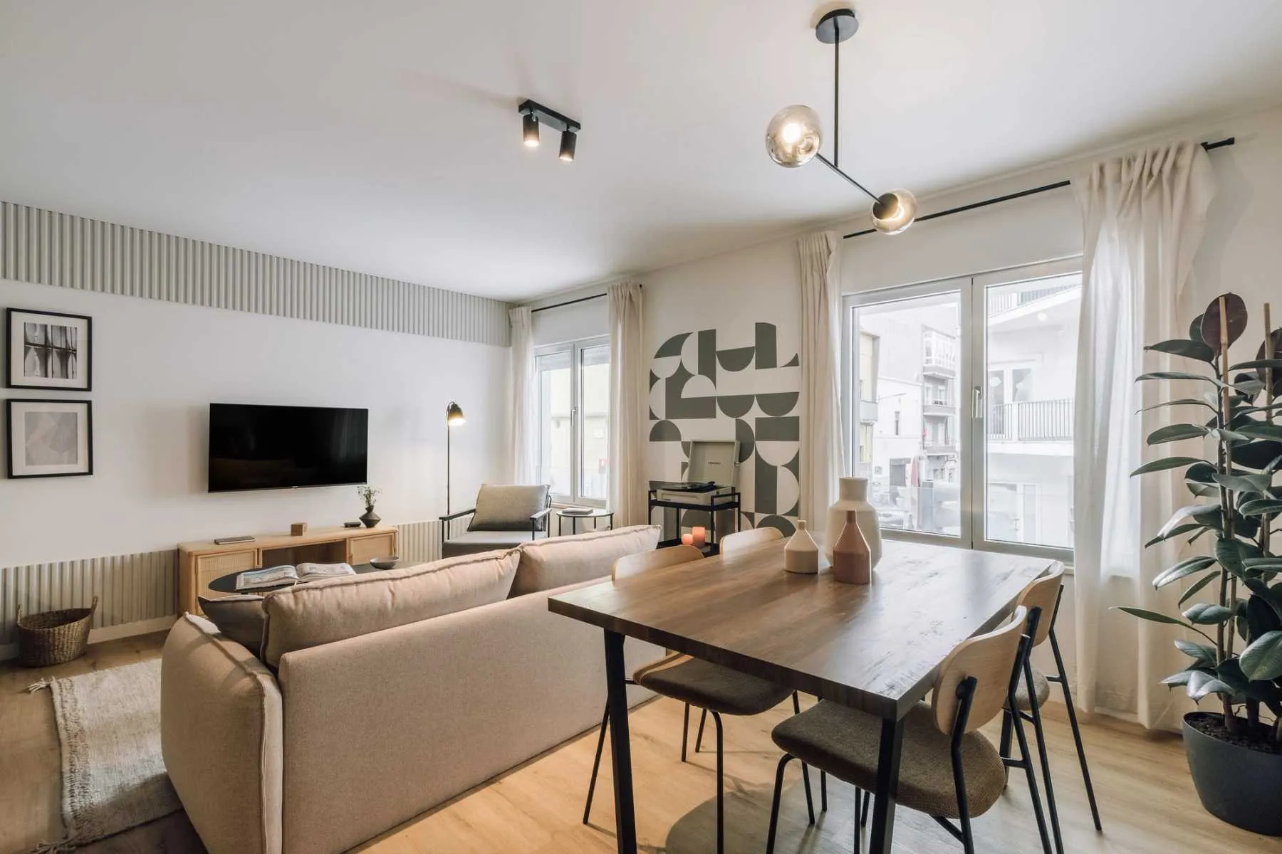 Upscale Lisbon Flat With High-speed Fiber And Pro Workstation For Remote Professionals #5