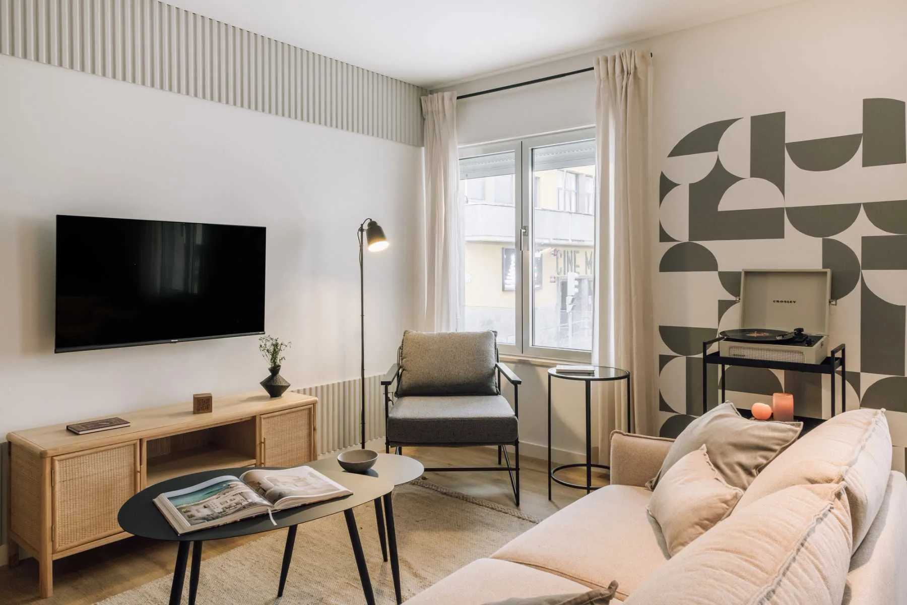 Upscale Lisbon Flat With High-speed Fiber And Pro Workstation For Remote Professionals #4