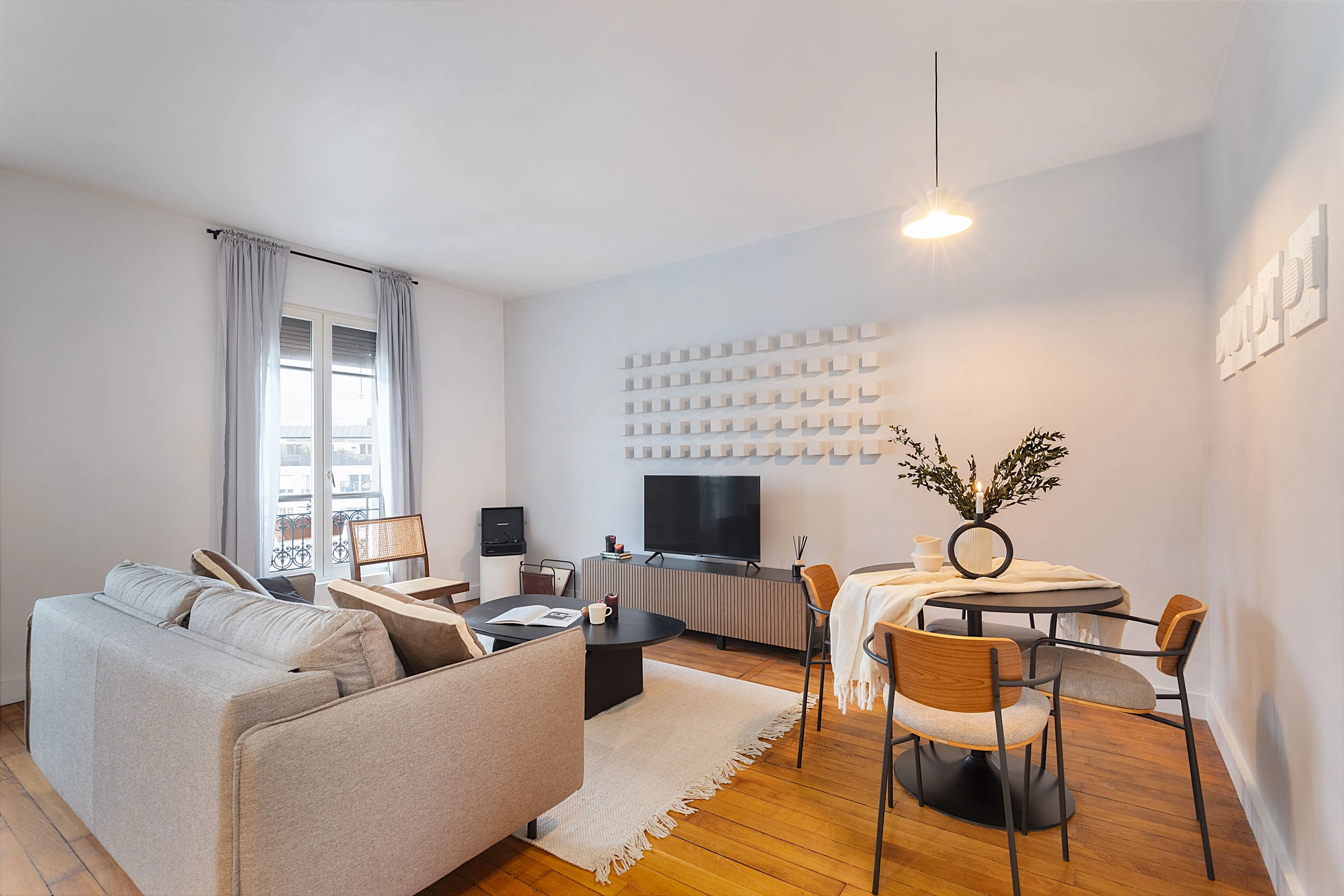 Spacious Paris Flat With High-speed Fiber, Dual Monitors & Gourmet Kitchen For Remote Work #2