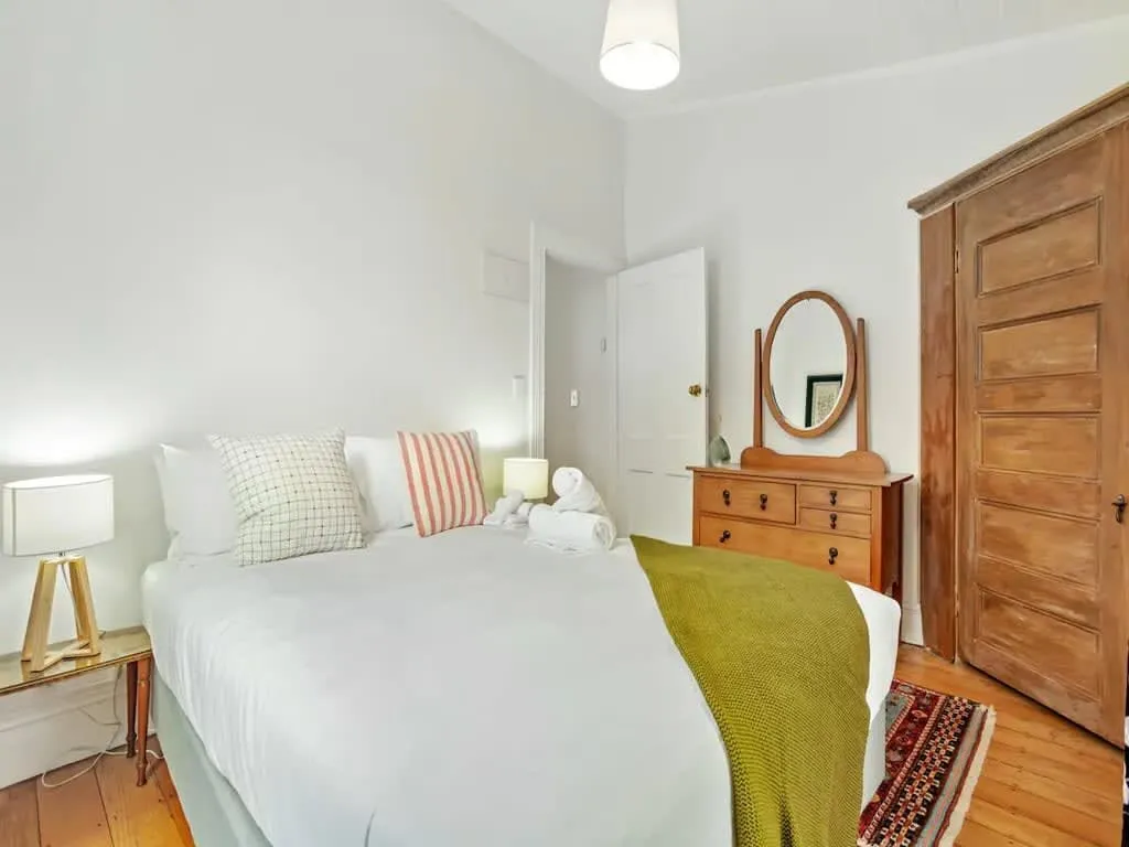 Designer 1br Auckland City Flat - Efficient Layout, Work-from-home Setup & Free Parking #4