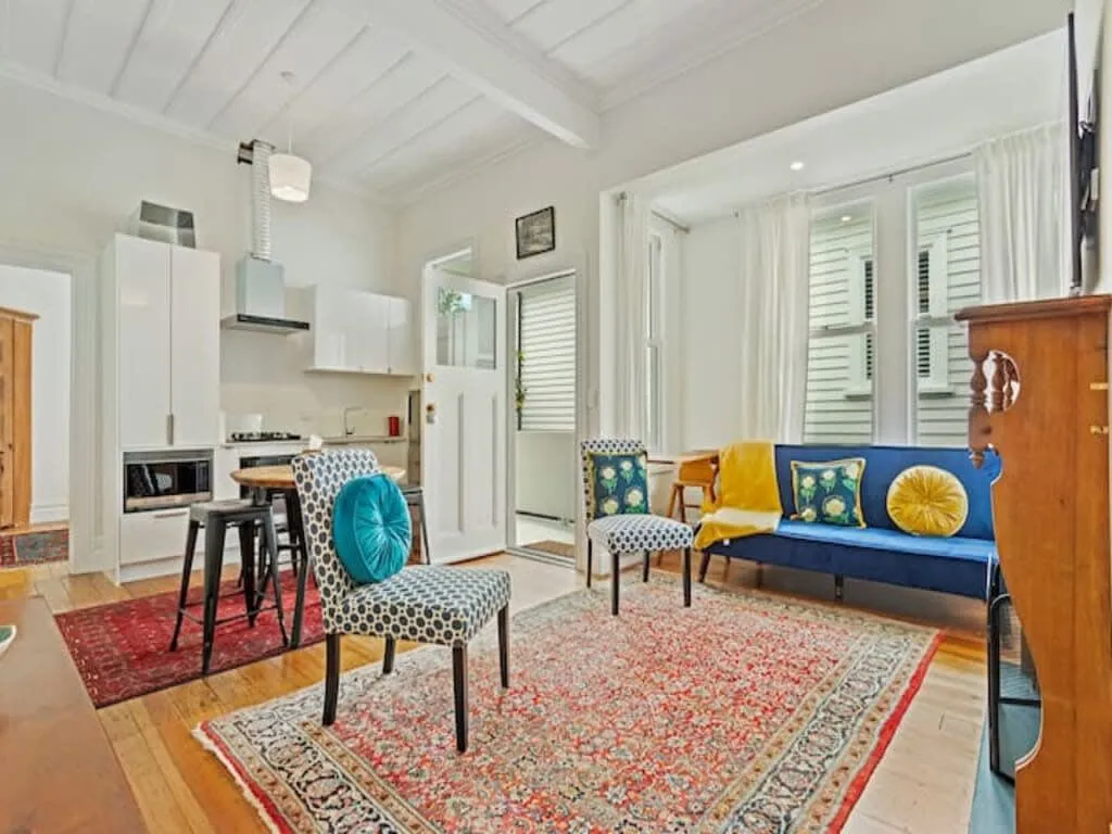 Designer 1br Auckland City Flat - Efficient Layout, Work-from-home Setup & Free Parking