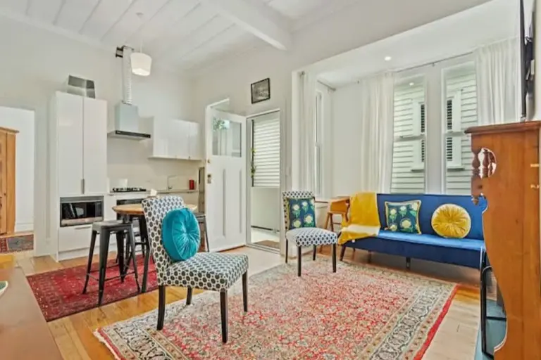 Designer 1br Auckland City Flat - Efficient Layout, Work-from-home Setup & Free Parking