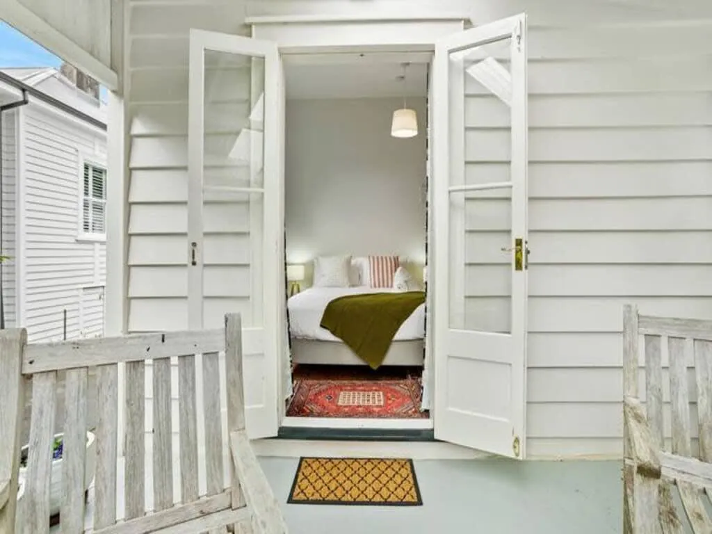 Designer 1br Auckland City Flat - Efficient Layout, Work-from-home Setup & Free Parking #3