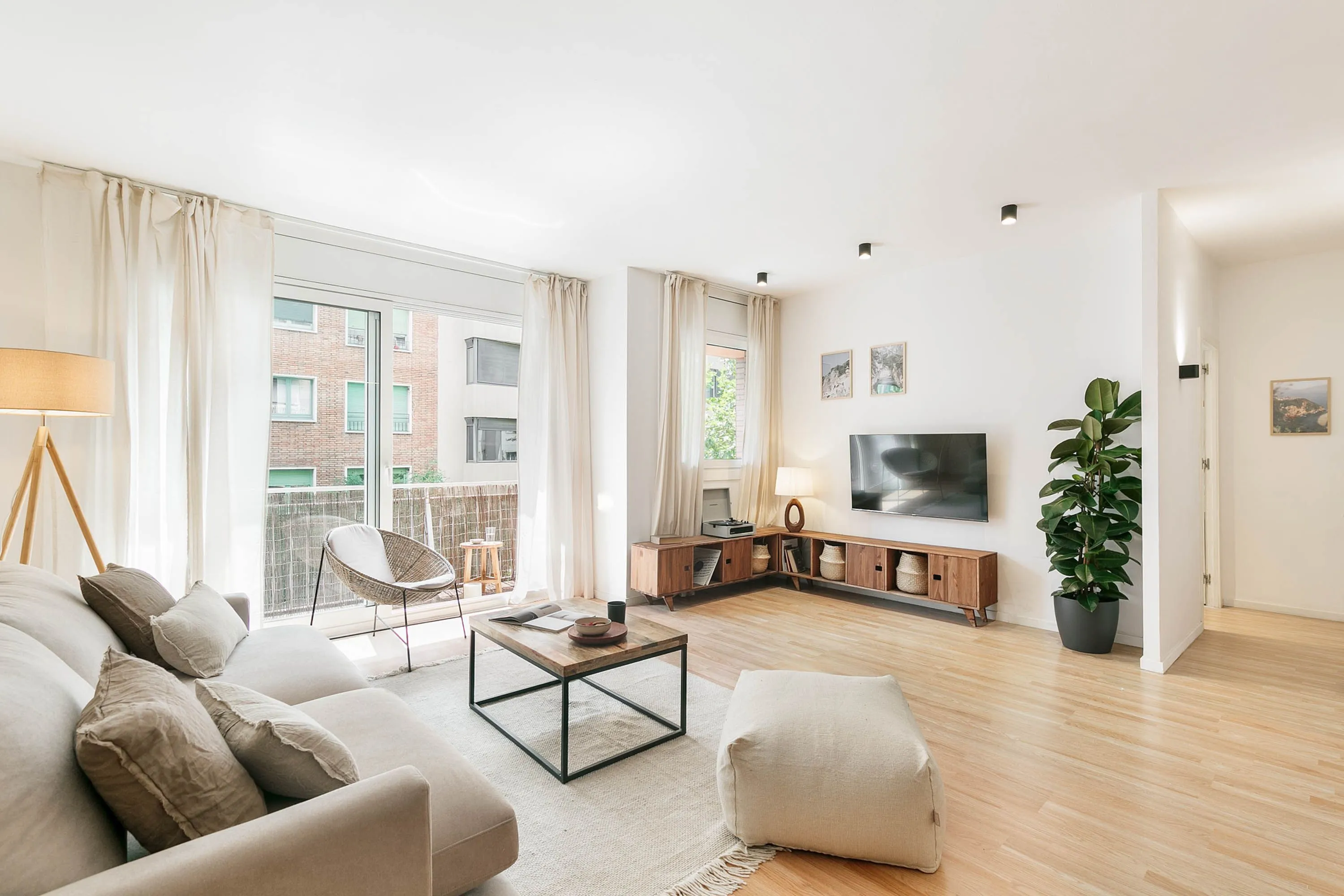Airy 3-bed Barcelona Flat With High-speed Fiber & Professional Workstation Setup #3