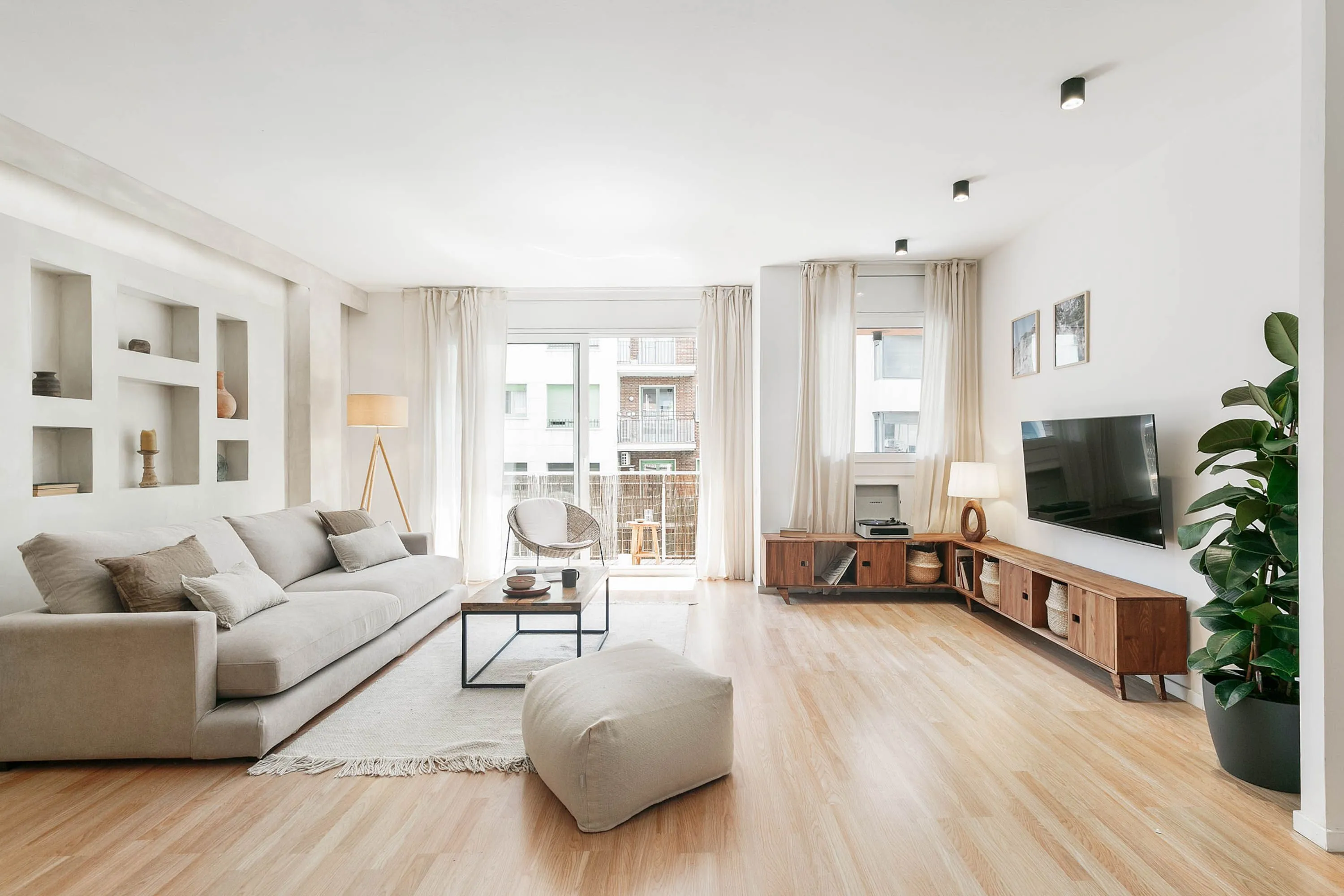 Airy 3-bed Barcelona Flat With High-speed Fiber & Professional Workstation Setup #5