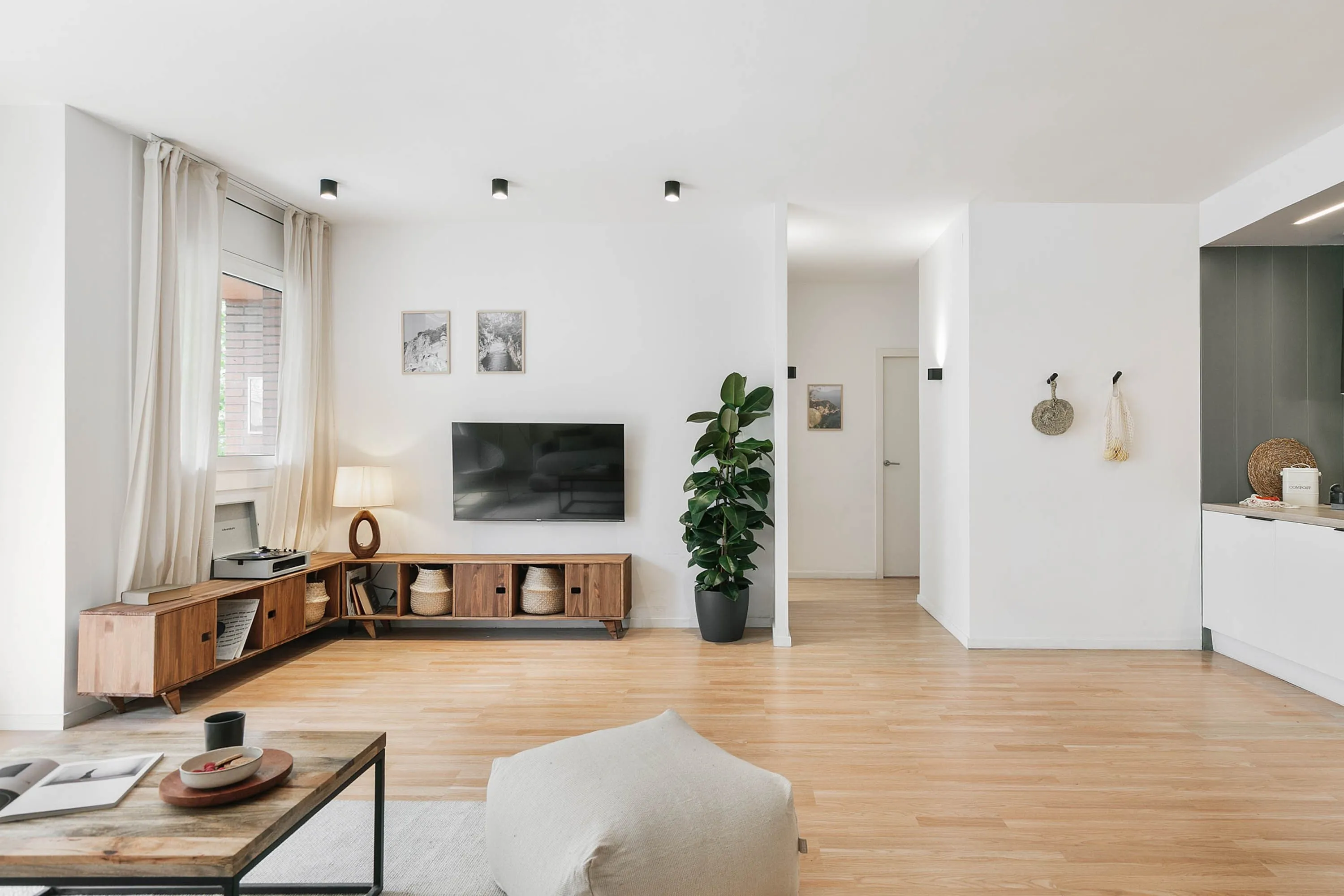 Airy 3-bed Barcelona Flat With High-speed Fiber & Professional Workstation Setup #4