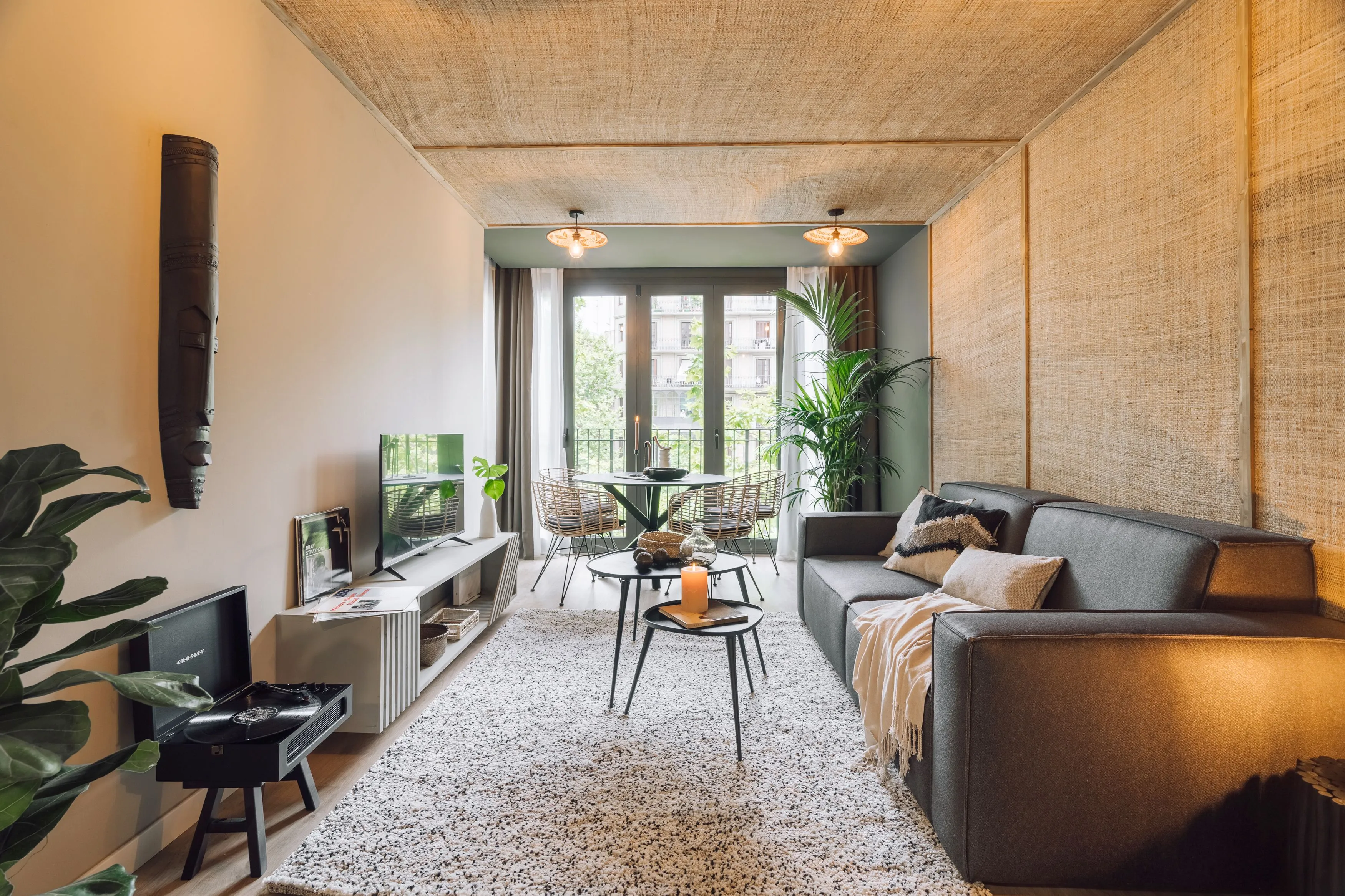 Elegant 70m2 Barcelona Flat With High-speed Internet & Pro Workspace Setup #2