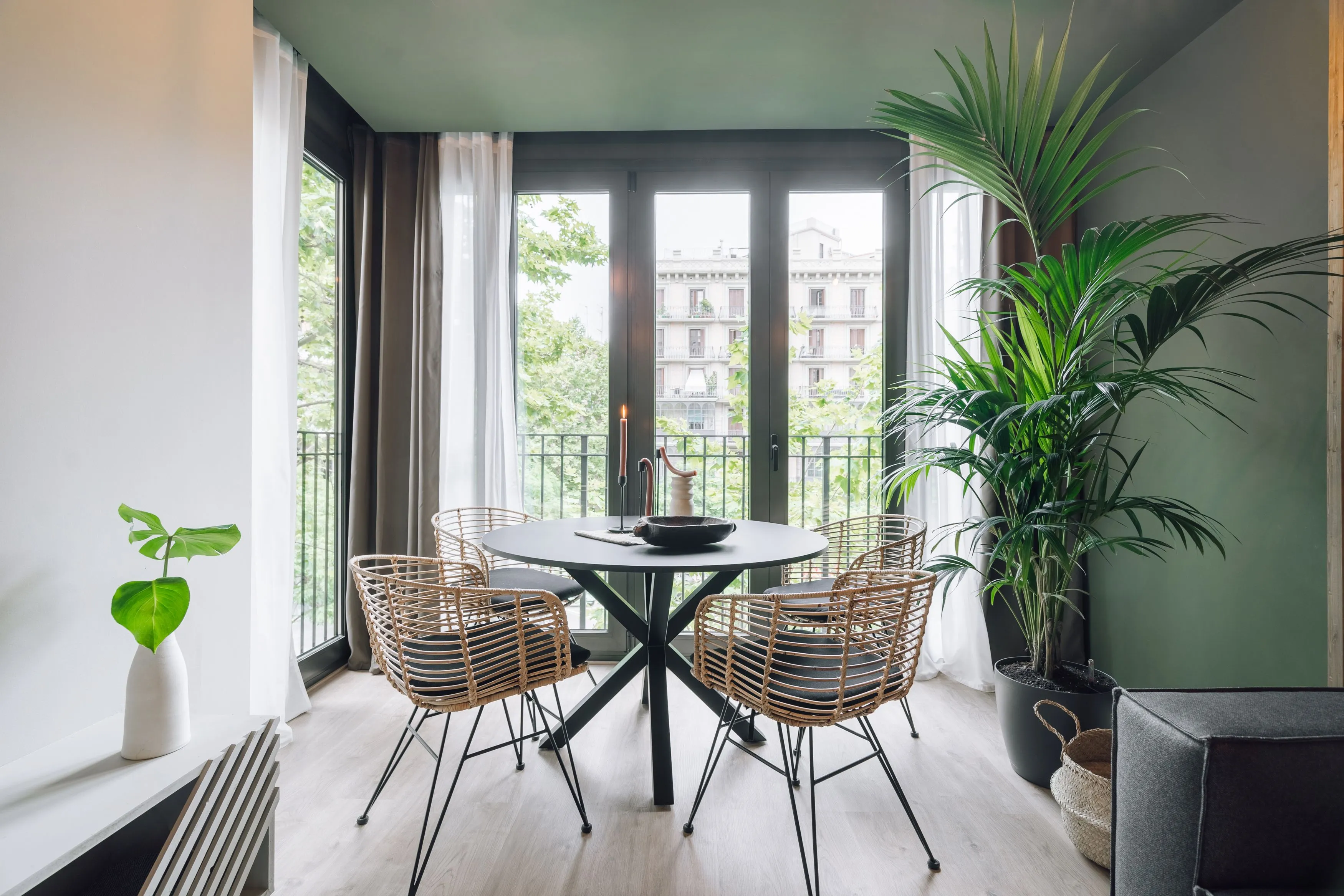 Elegant 70m2 Barcelona Flat With High-speed Internet & Pro Workspace Setup #4