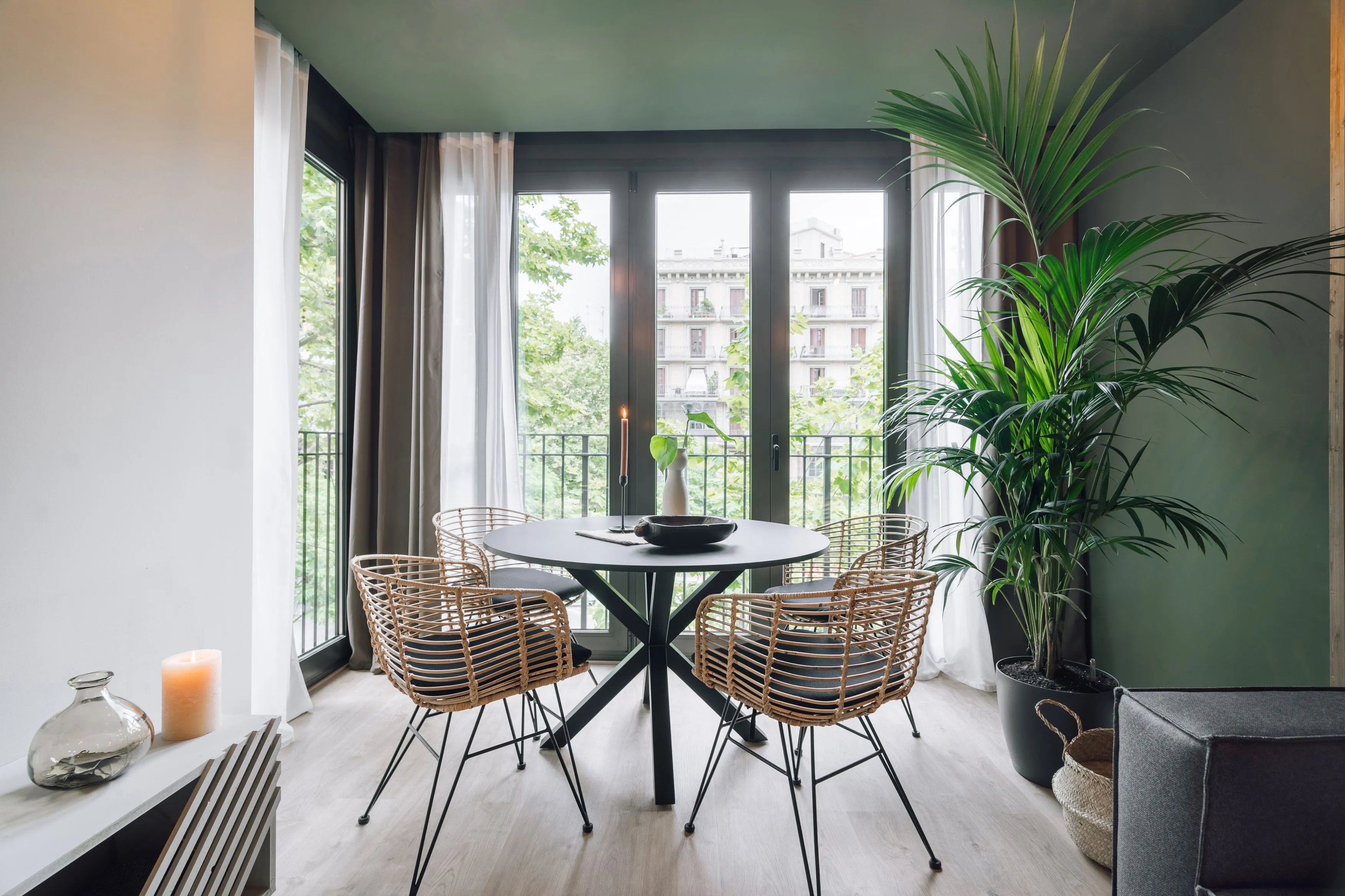 Elegant 70m2 Barcelona Flat With High-speed Internet & Pro Workspace Setup #5