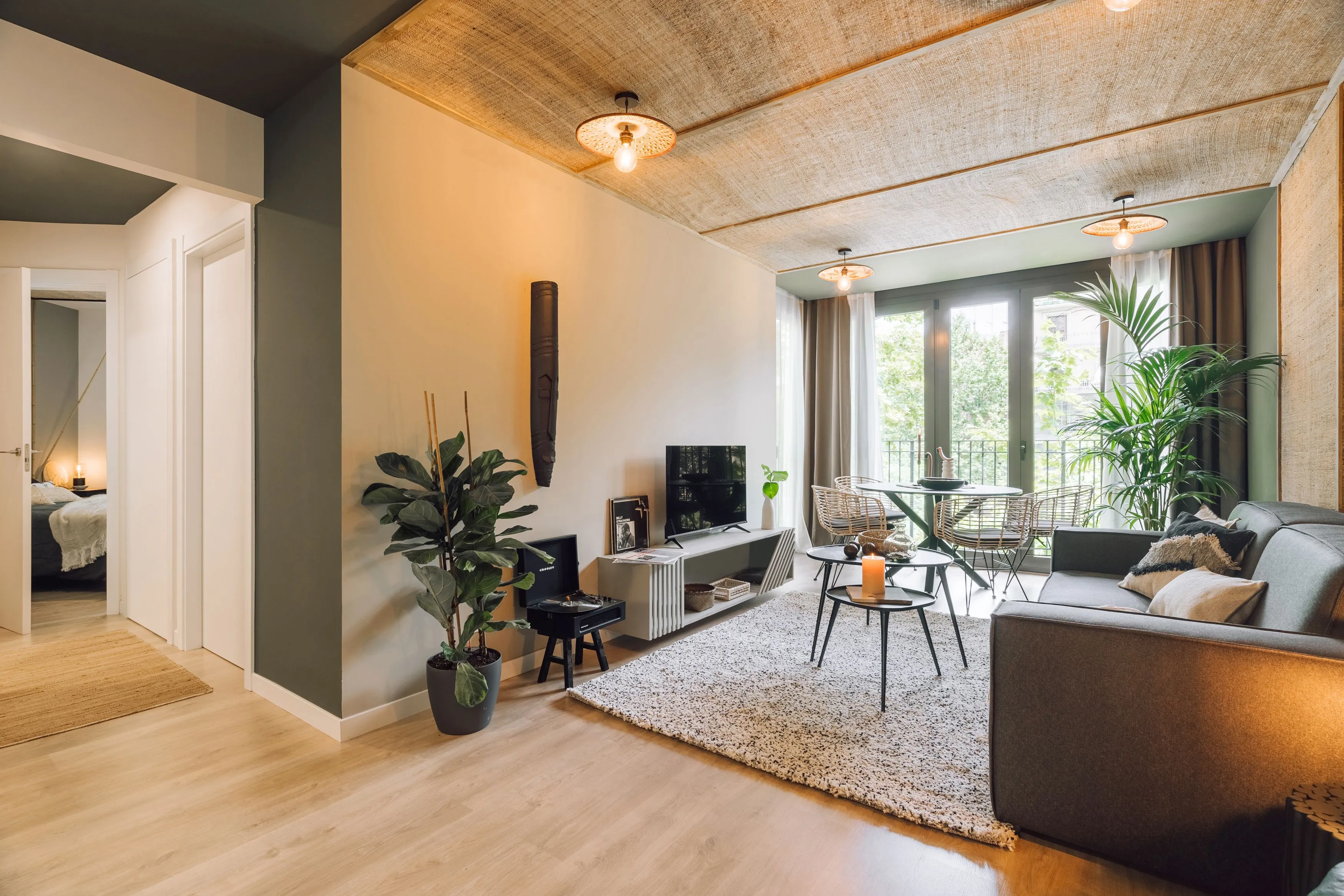 Elegant 70m2 Barcelona Flat With High-speed Internet & Pro Workspace Setup #3