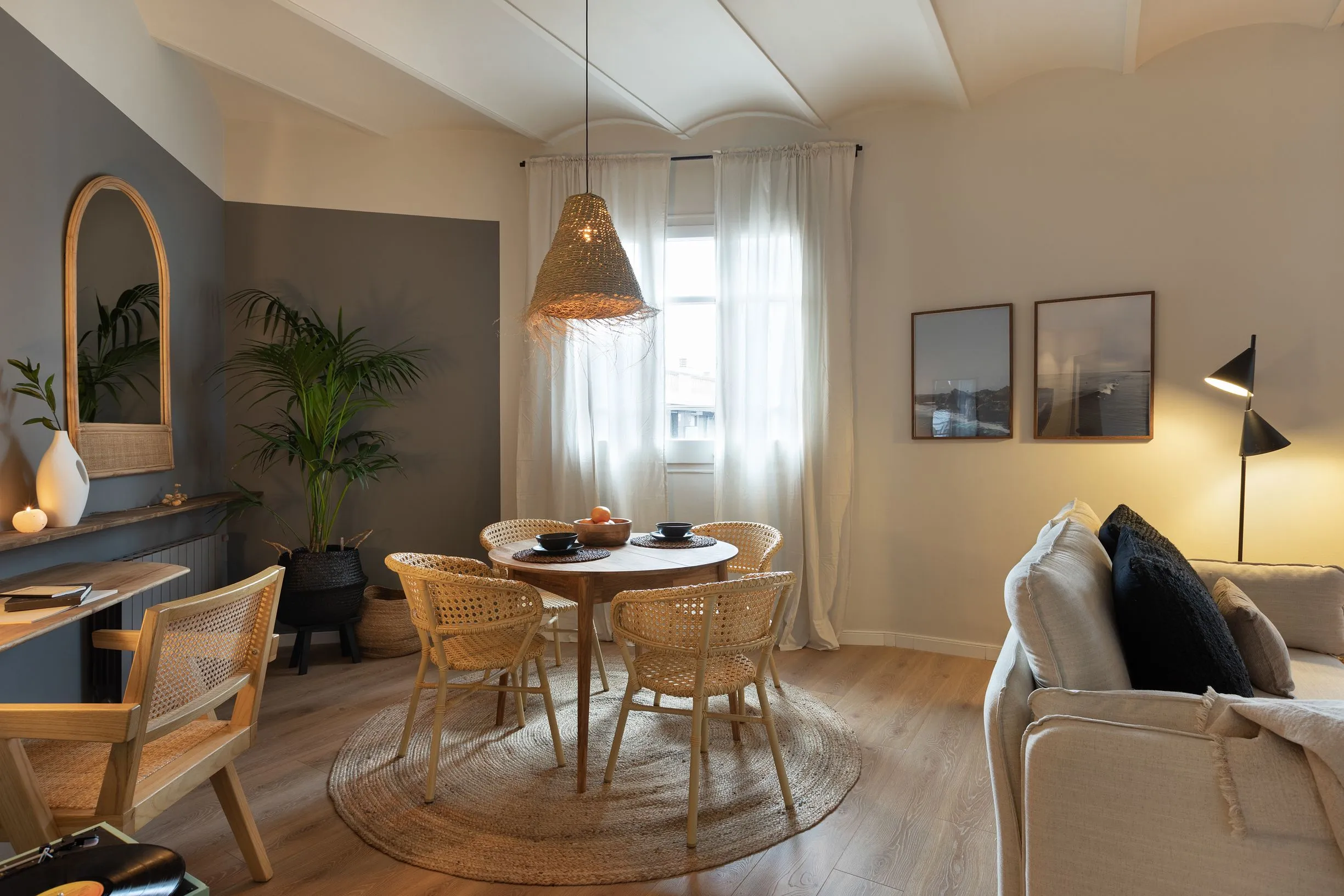 Impressive Barcelona Flat With Gigabit Internet & Premium Workstation Setup #3