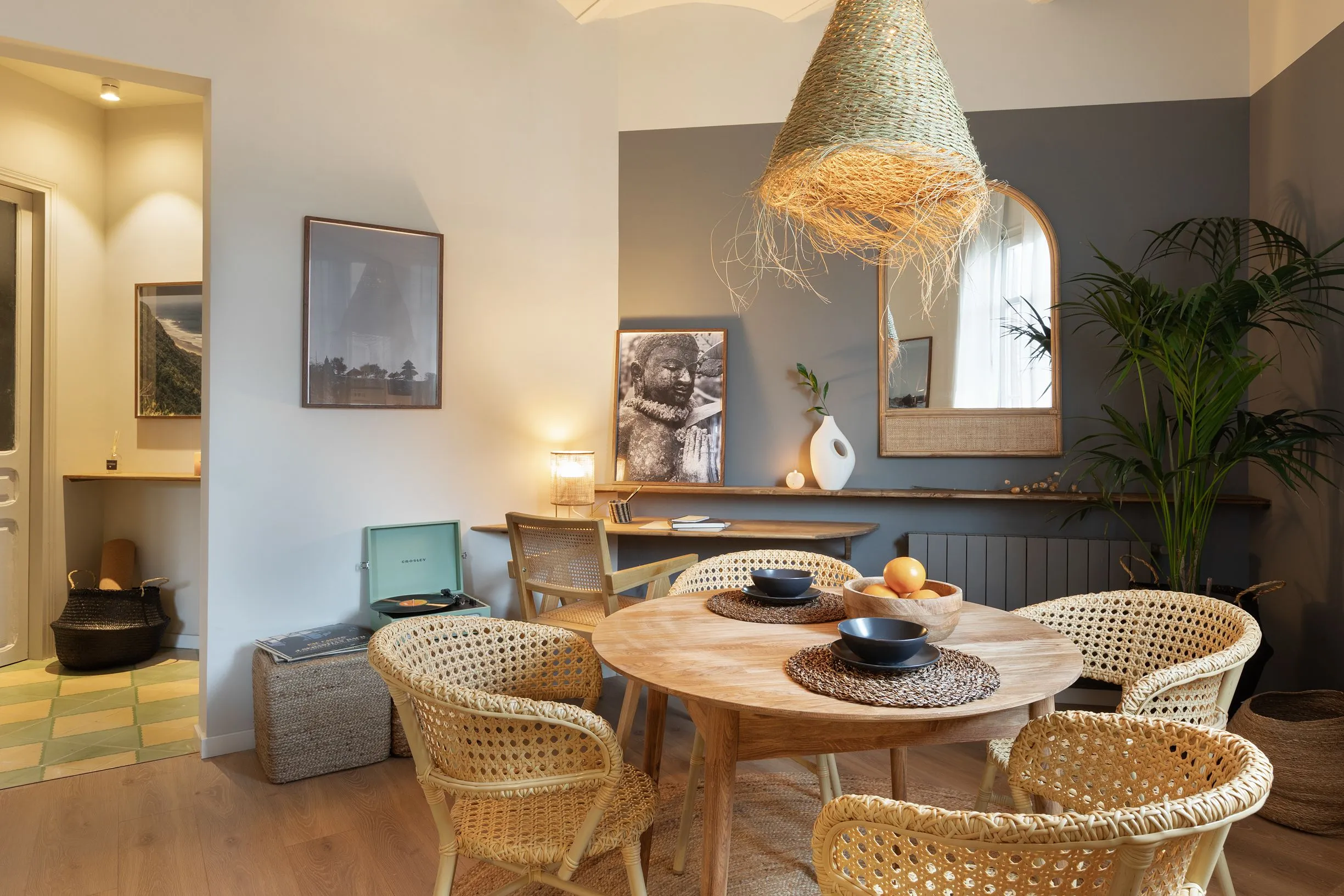 Impressive Barcelona Flat With Gigabit Internet & Premium Workstation Setup #4