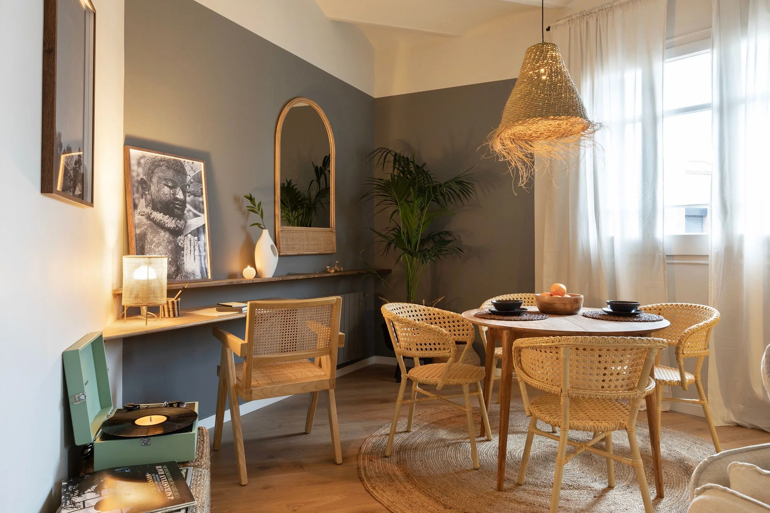 Impressive Barcelona Flat With Gigabit Internet & Premium Workstation Setup #5
