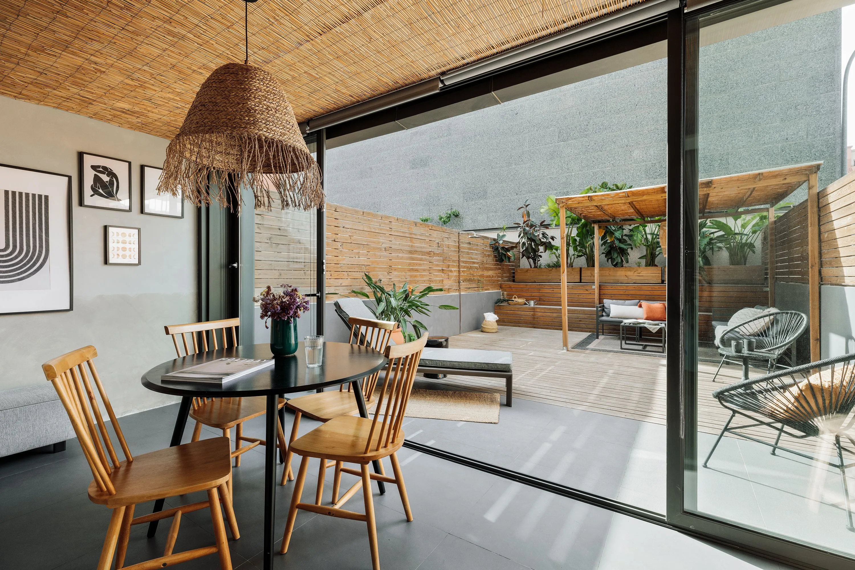 Spacious Barcelona Flat With Gigabit Internet & Pro Home Office Setup #2