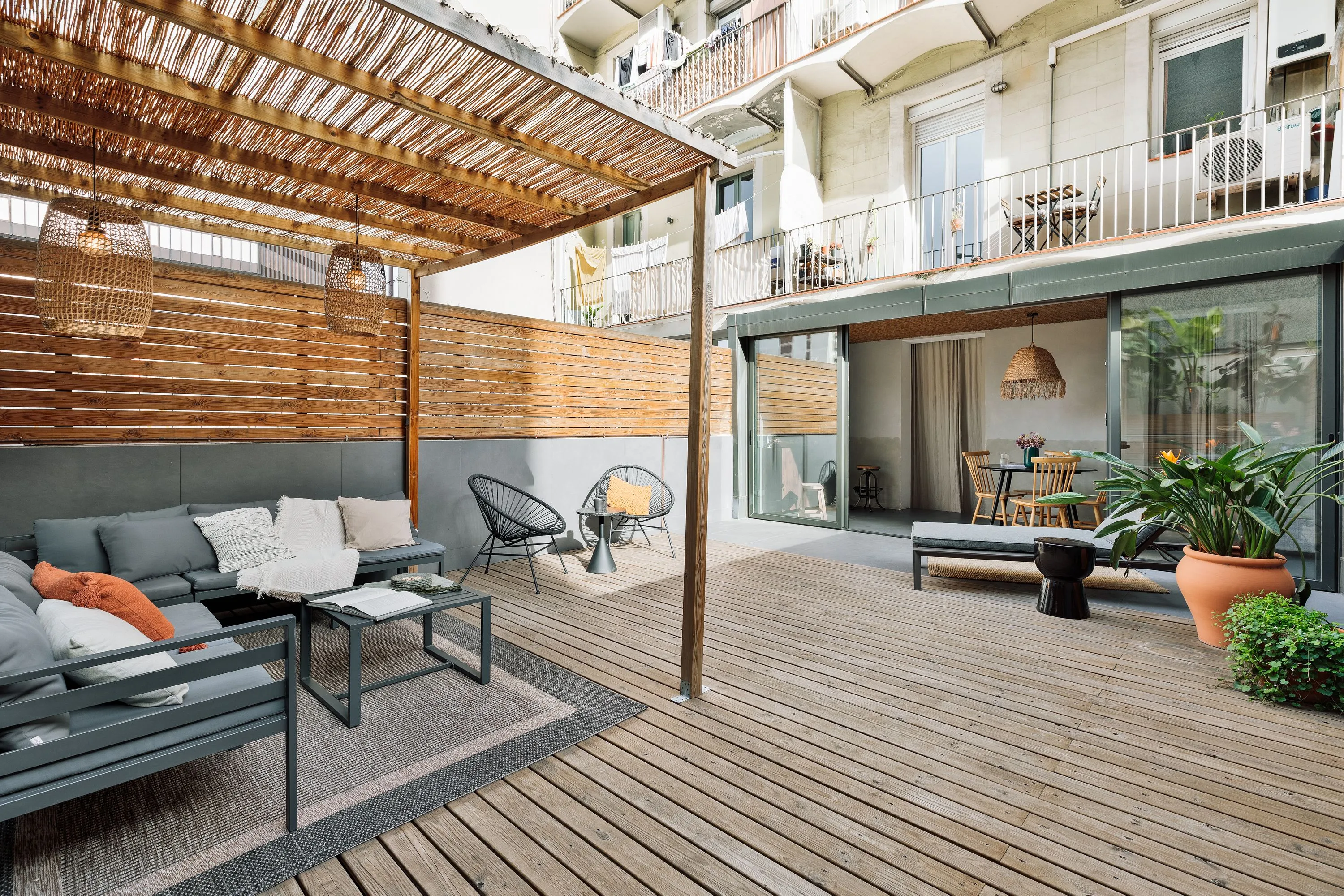 Spacious Barcelona Flat With Gigabit Internet & Pro Home Office Setup #5
