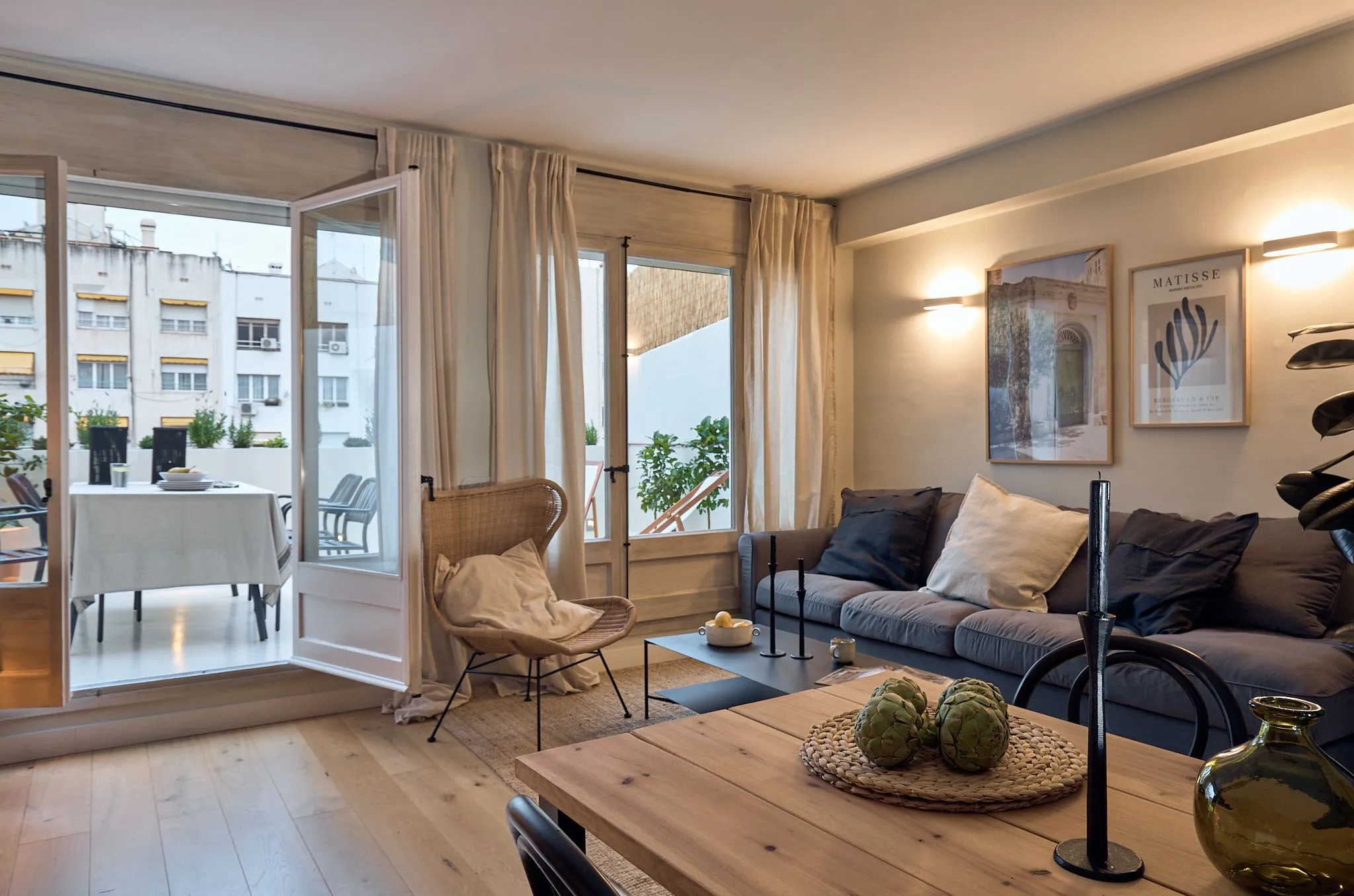 Luxurious 85m2 Barcelona Flat With High-speed Fiber & Professional Home Office Setup #2