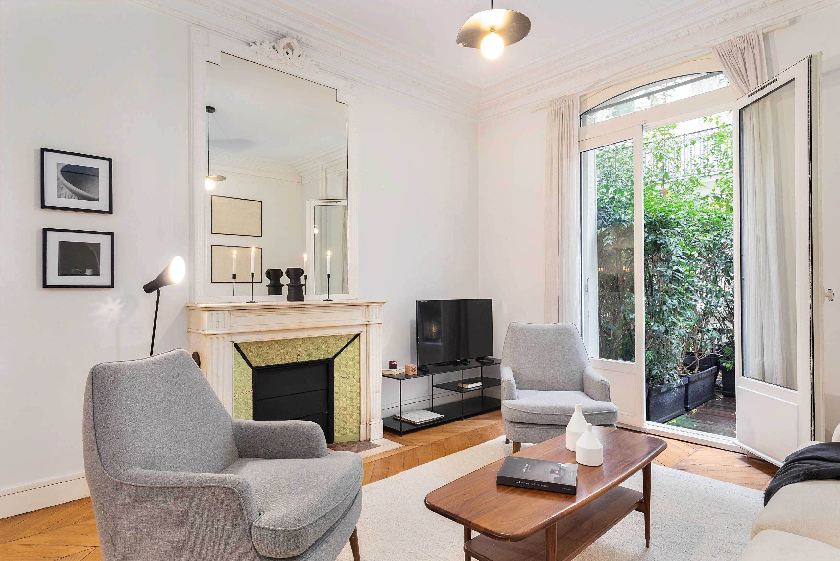 Elegant Paris Flat With Gigabit Internet, Dual Monitors & Pro Workspace Setup #2
