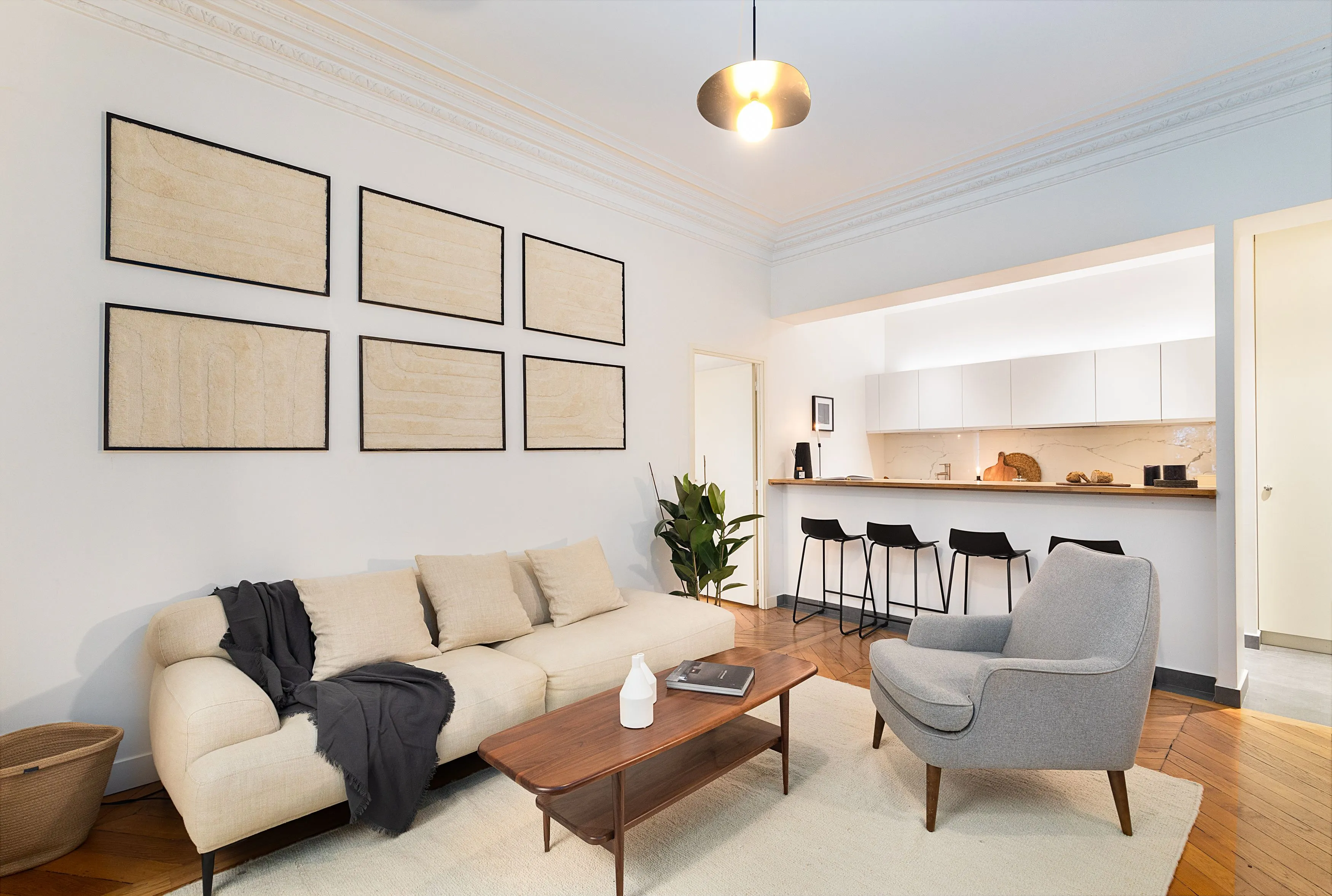 Elegant Paris Flat With Gigabit Internet, Dual Monitors & Pro Workspace Setup #4