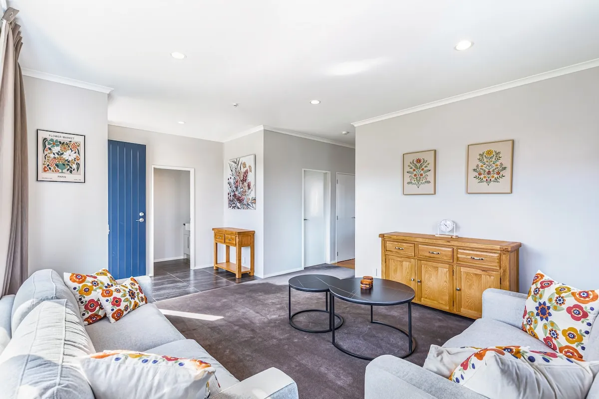 Auckland Contemporary Flat: Cozy 4br Luxury & Built-in Home Office With Mt Wellington View