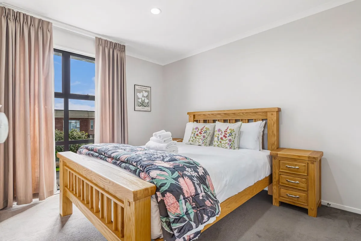 Auckland Contemporary Flat: Cozy 4br Luxury & Built-in Home Office With Mt Wellington View #3
