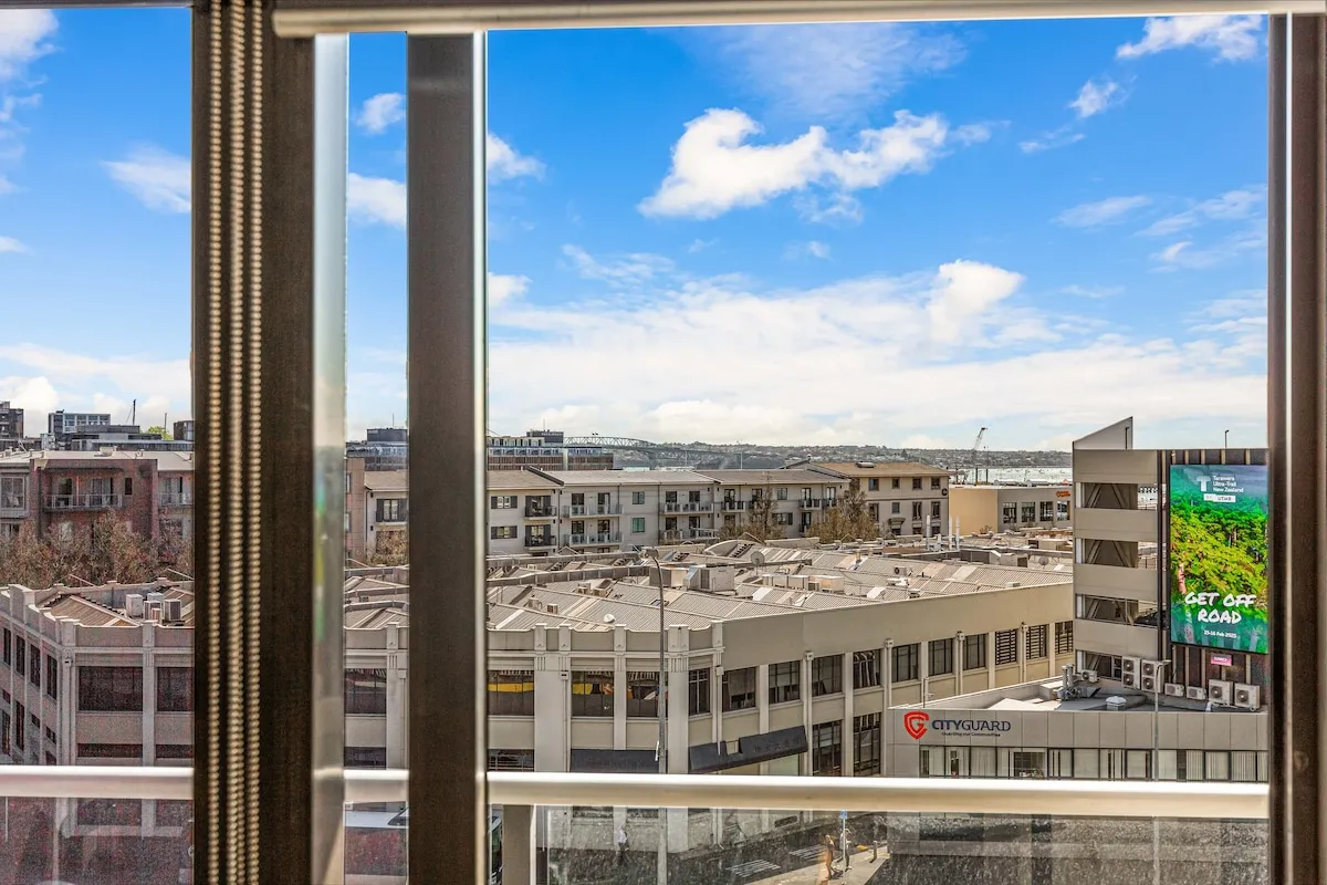Auckland Chic Executive Flat - Efficient 1br, Built-in Home Office & Pool Access #5