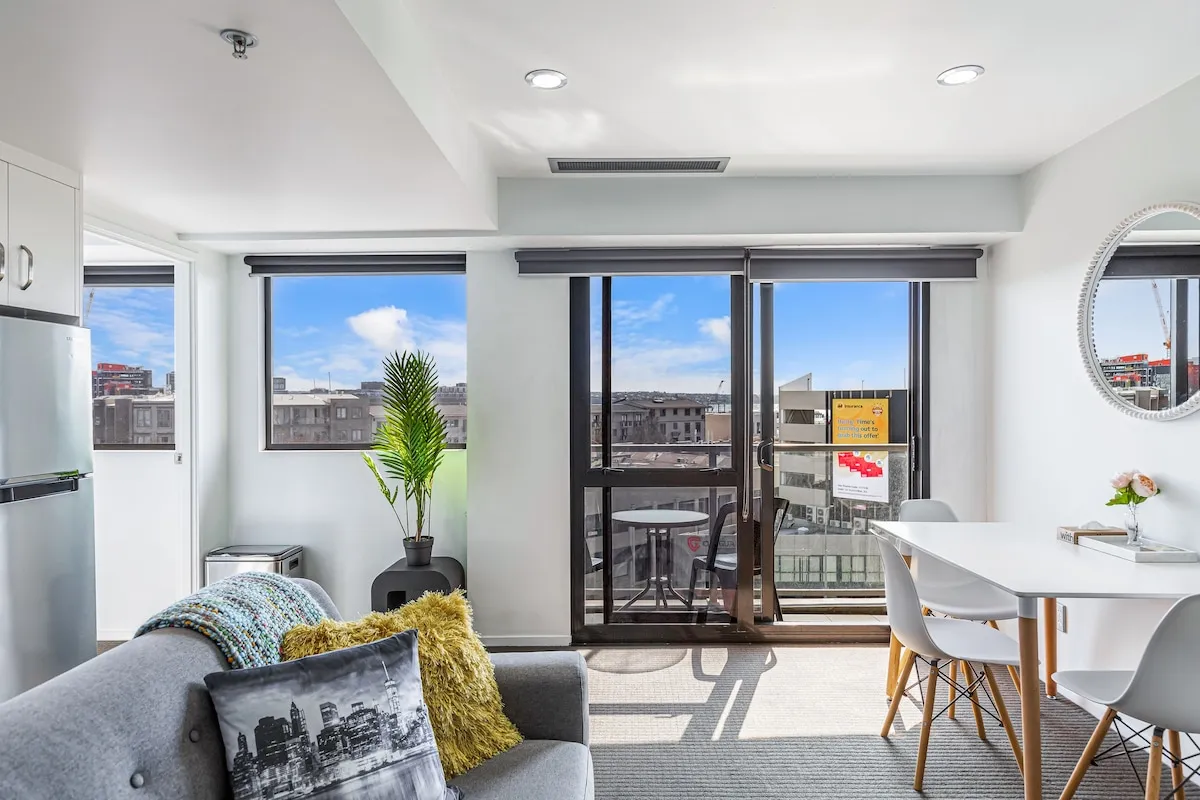 Auckland Chic Executive Flat - Efficient 1br, Built-in Home Office & Pool Access