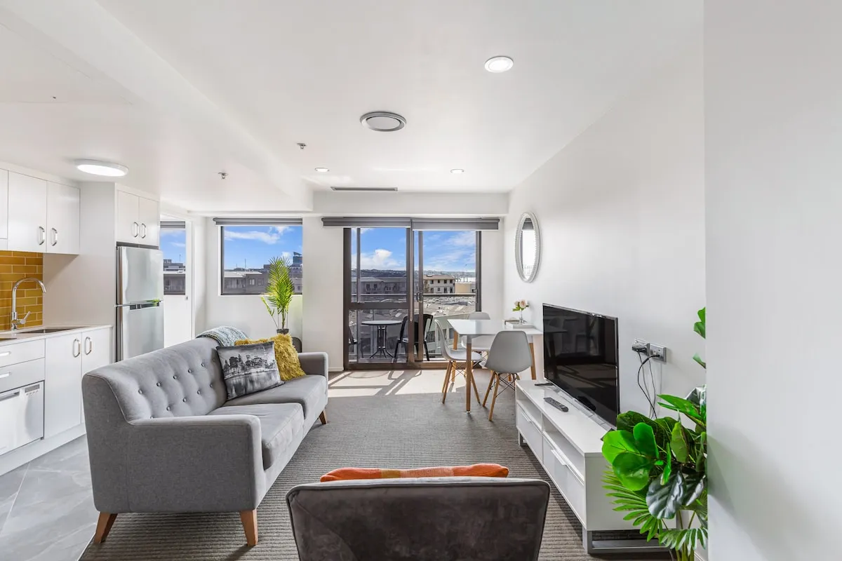 Auckland Chic Executive Flat - Efficient 1br, Built-in Home Office & Pool Access #4