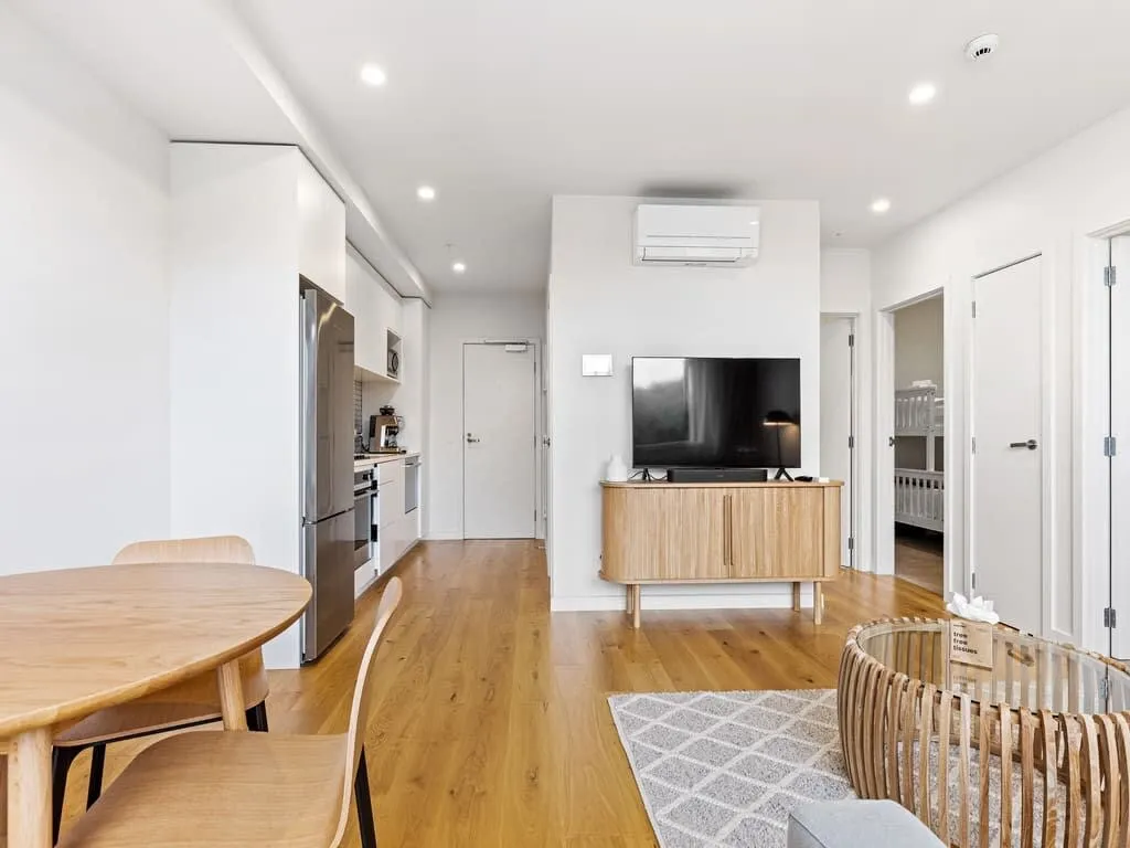 Curated 2-br Auckland City Flat - Efficient Layout, Dedicated Wfh Nook & Parking #2