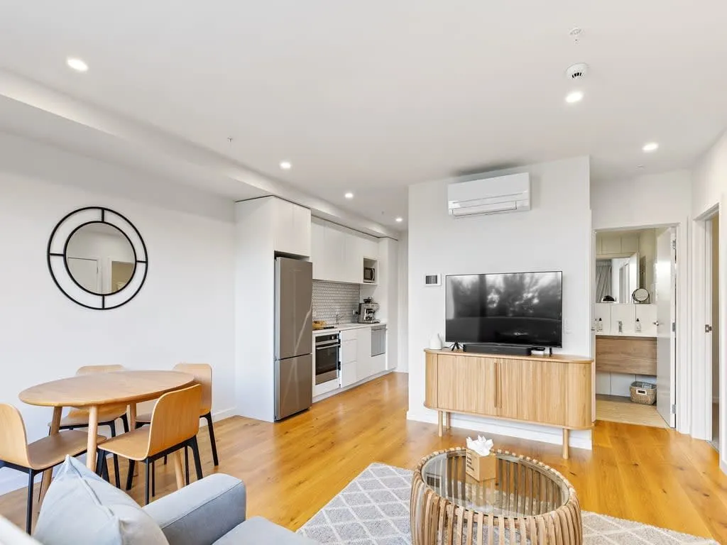 Curated 2-br Auckland City Flat - Efficient Layout, Dedicated Wfh Nook & Parking