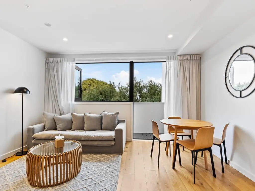 Curated 2-br Auckland City Flat - Efficient Layout, Dedicated Wfh Nook & Parking #4
