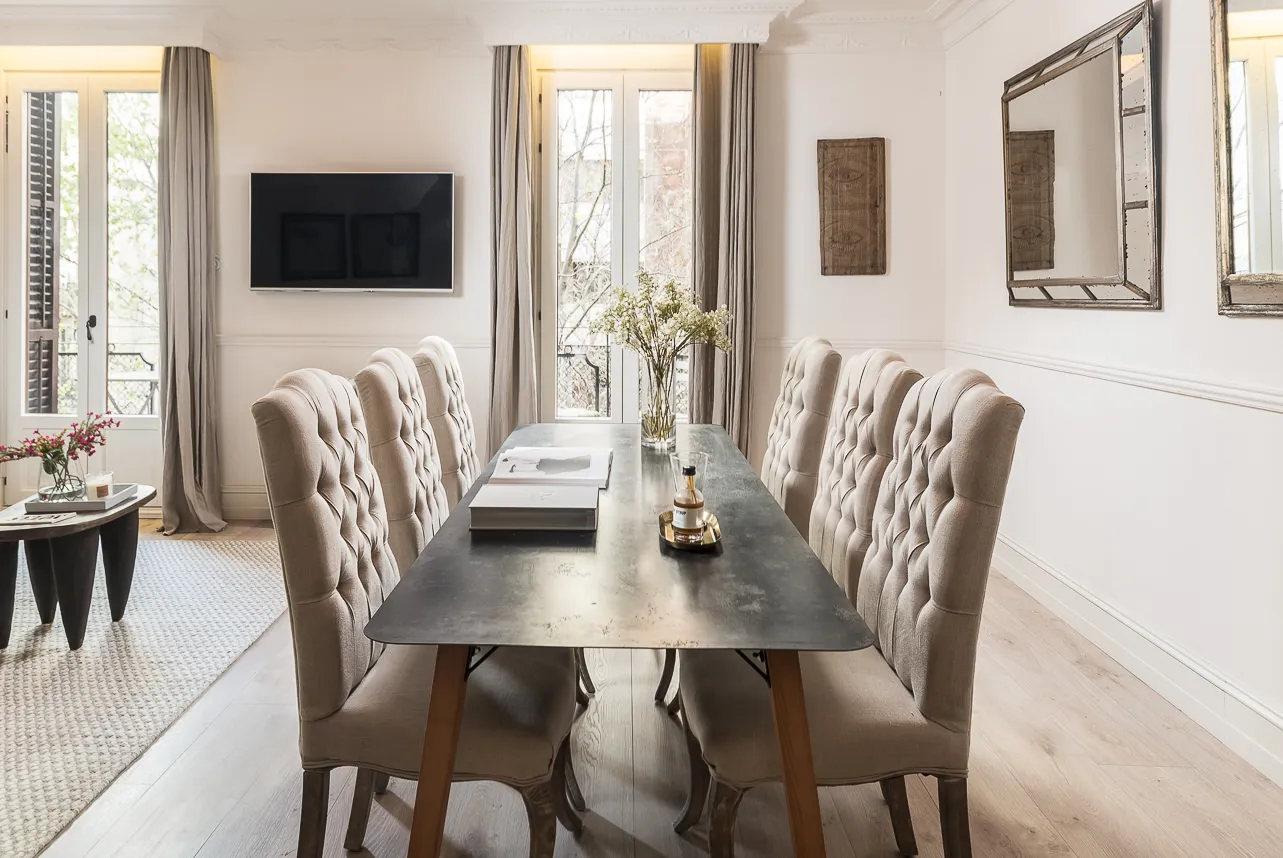 Luxurious 102m2 Barcelona Flat With Bright Home Office Space For Remote Work Flexibility #4