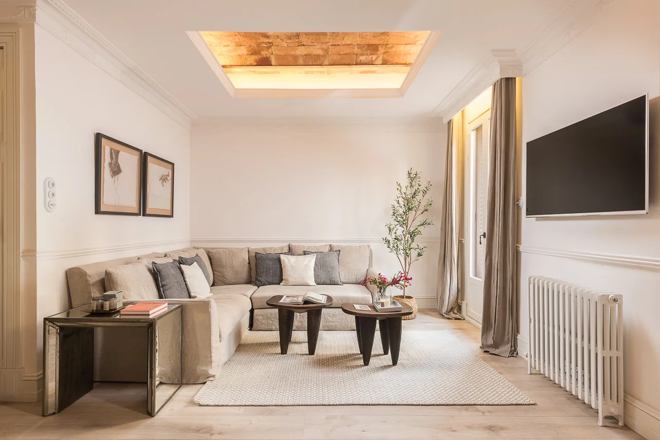 Luxurious 102m2 Barcelona Flat With Bright Home Office Space For Remote Work Flexibility #3