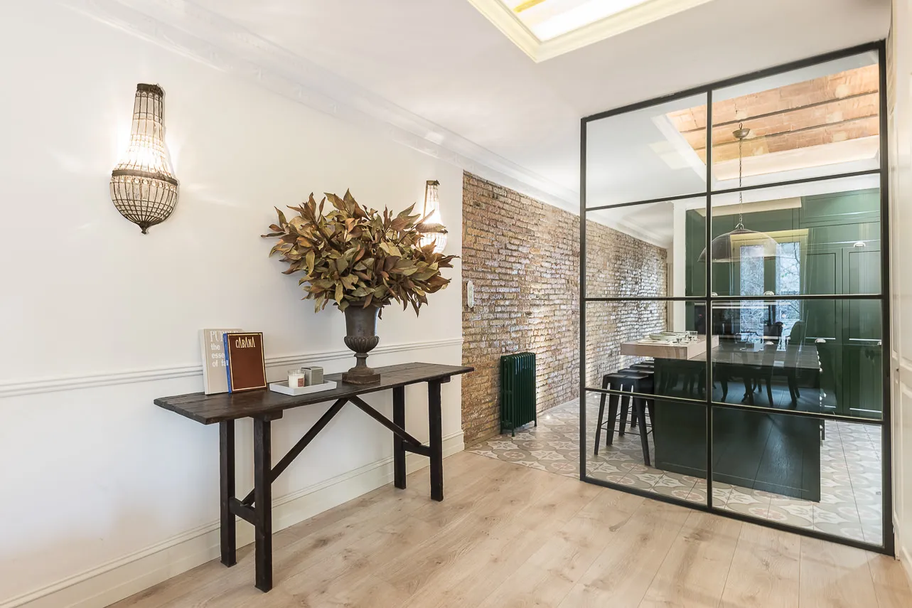 Luxurious 102m2 Barcelona Flat With Bright Home Office Space For Remote Work Flexibility #5