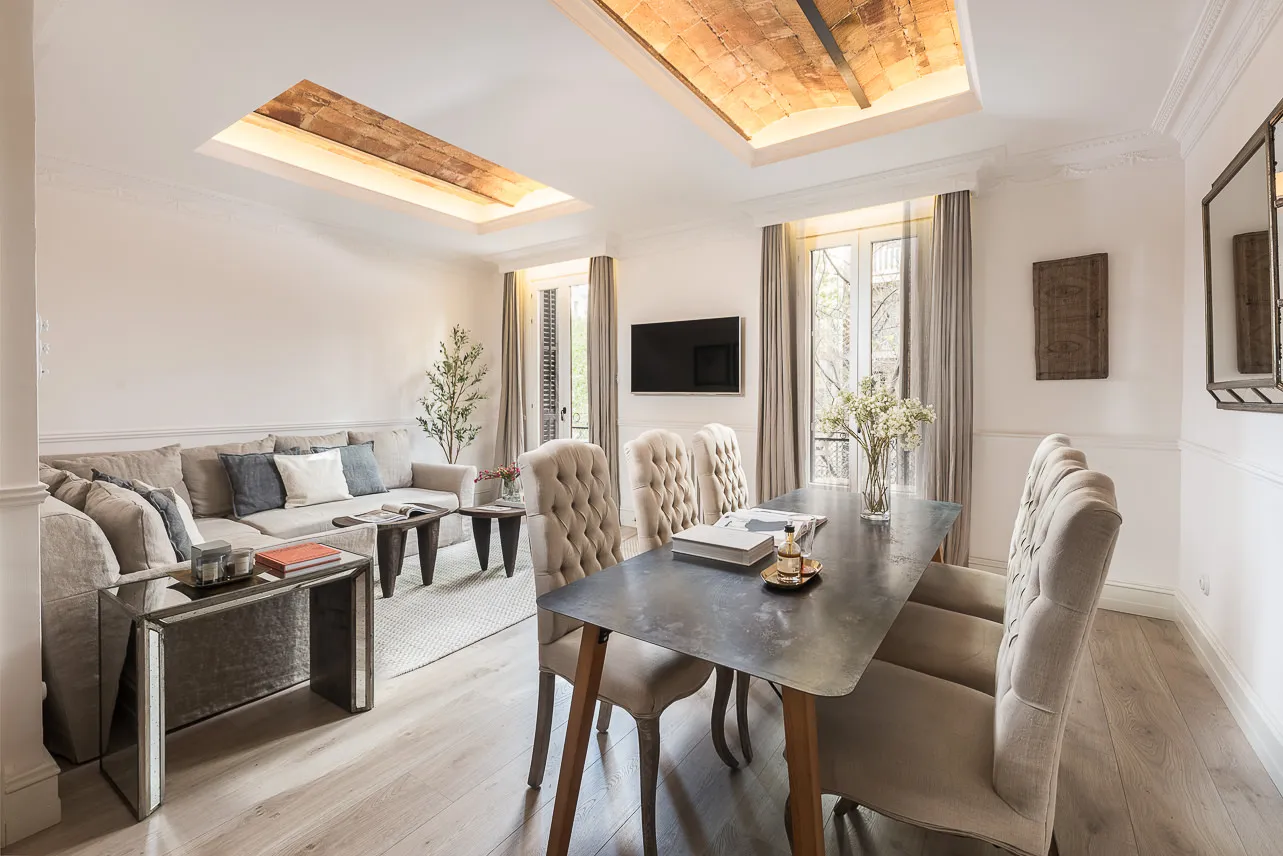Luxurious 102m2 Barcelona Flat With Bright Home Office Space For Remote Work Flexibility #2