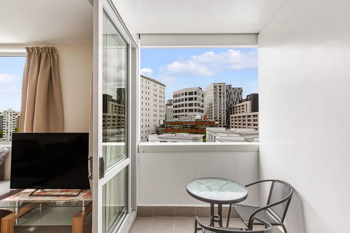 Sleek Auckland Flat -- Charming 1br Long-term Rental With Dedicated Work Nook & Balcony