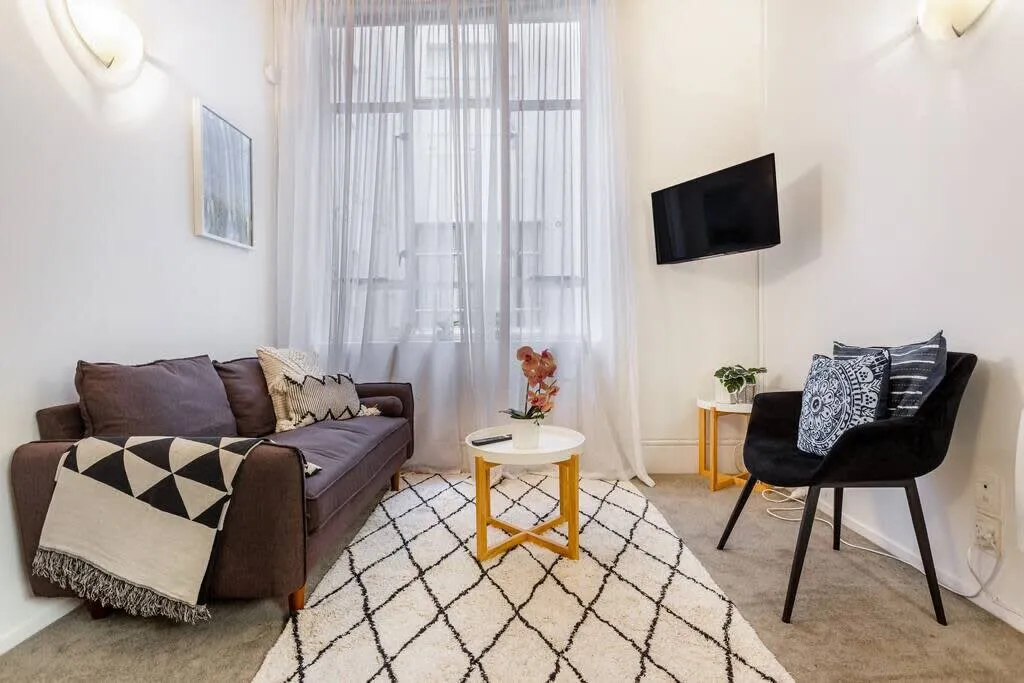 Impressive Compact 1-br Flat On Queen St - Digital-nomad Ready Home Office, Auckland #2