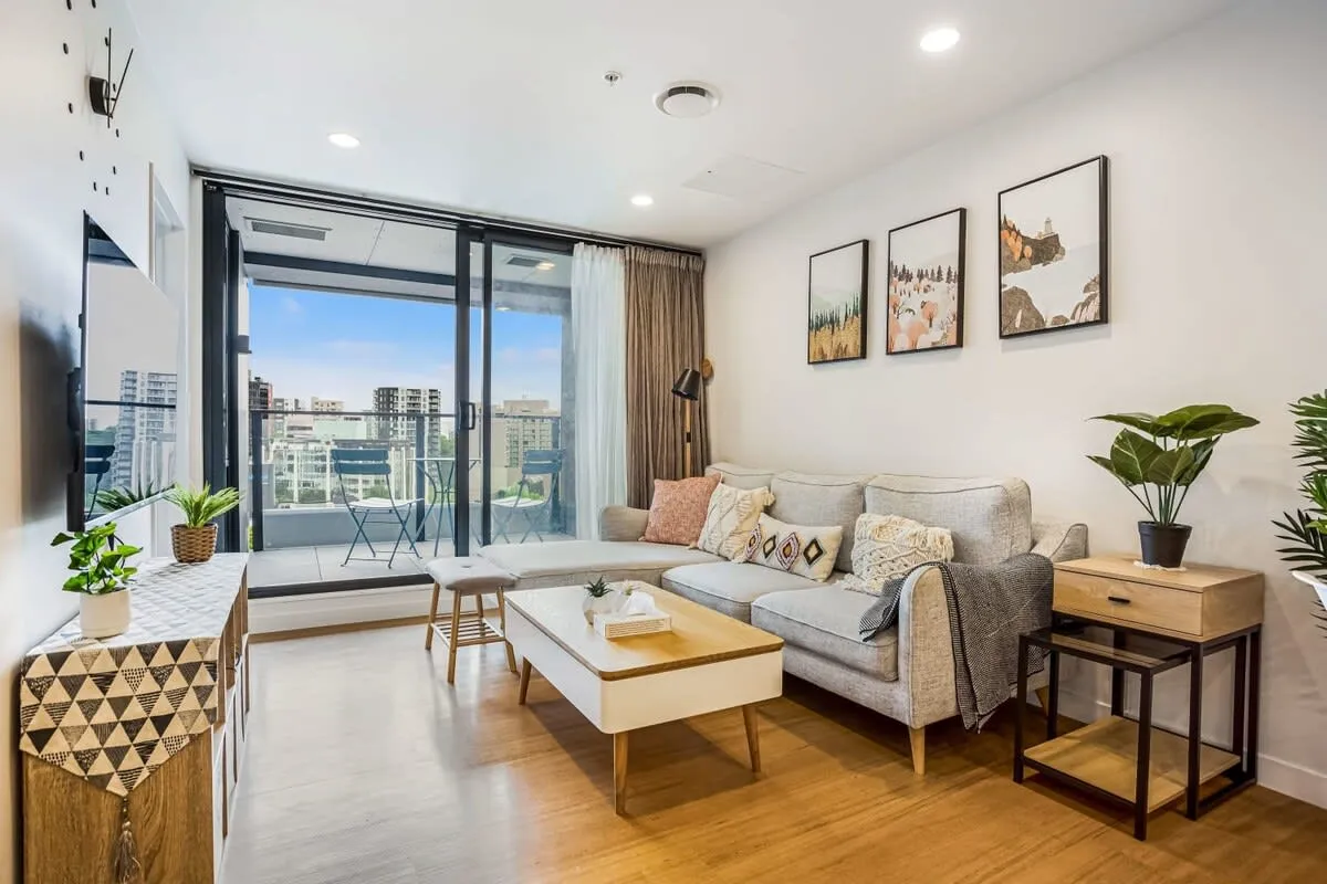 Chic 2br Auckland Flat With Built-in Home Office, Balcony, Pool & Gym