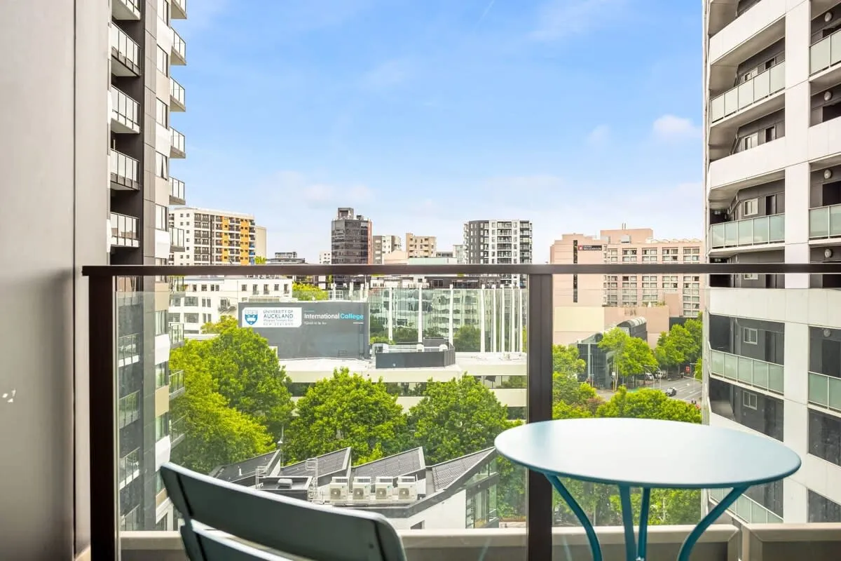 Chic 2br Auckland Flat With Built-in Home Office, Balcony, Pool & Gym #5