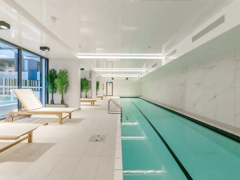 Chic 2br Auckland Flat With Built-in Home Office, Balcony, Pool & Gym #2