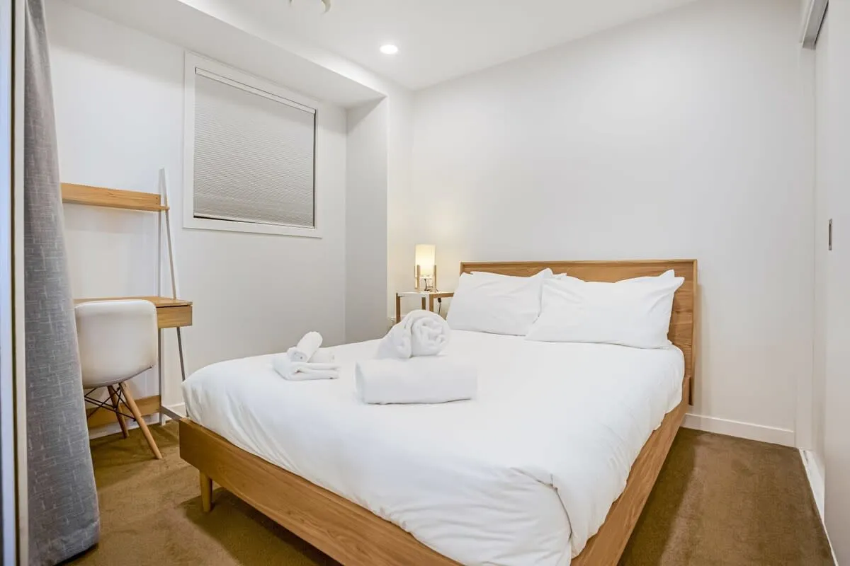 Chic 2br Auckland Flat With Built-in Home Office, Balcony, Pool & Gym #3