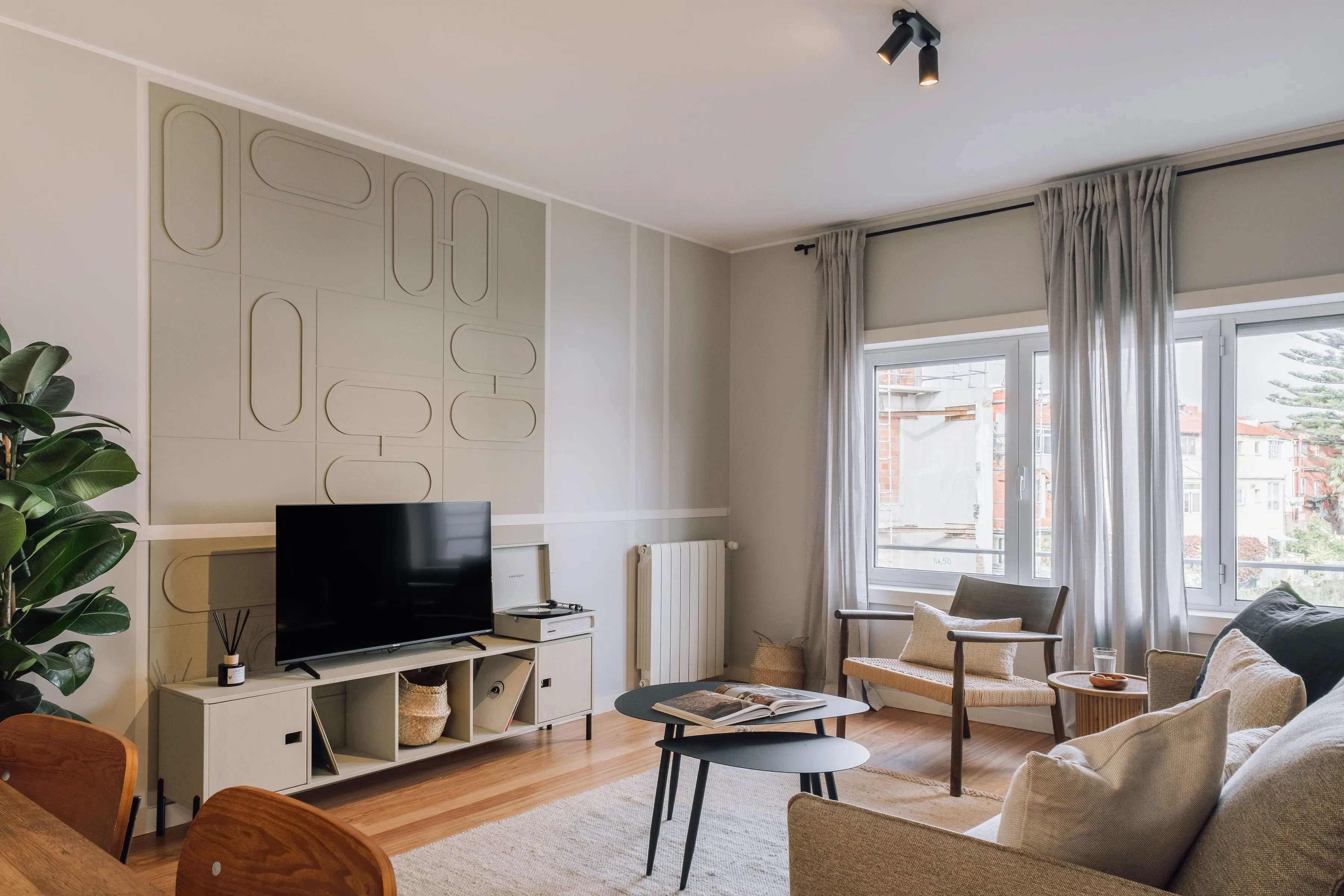 Trendy Lisbon Flat With Ultra-fast Wifi & Dual Monitors For Remote Work Success #4