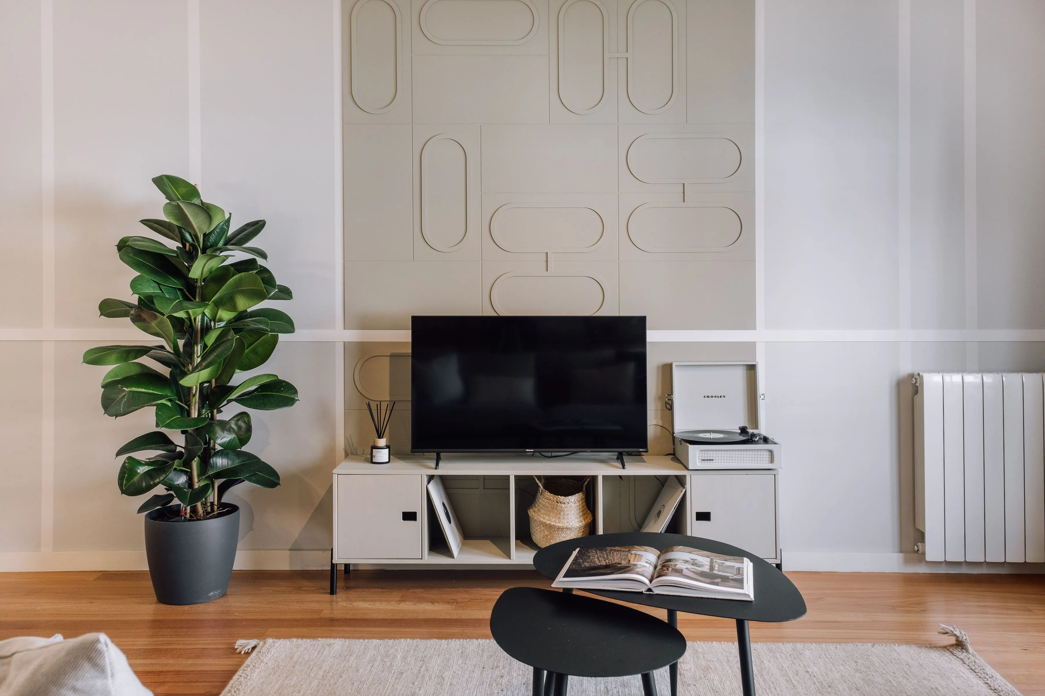 Trendy Lisbon Flat With Ultra-fast Wifi & Dual Monitors For Remote Work Success #3