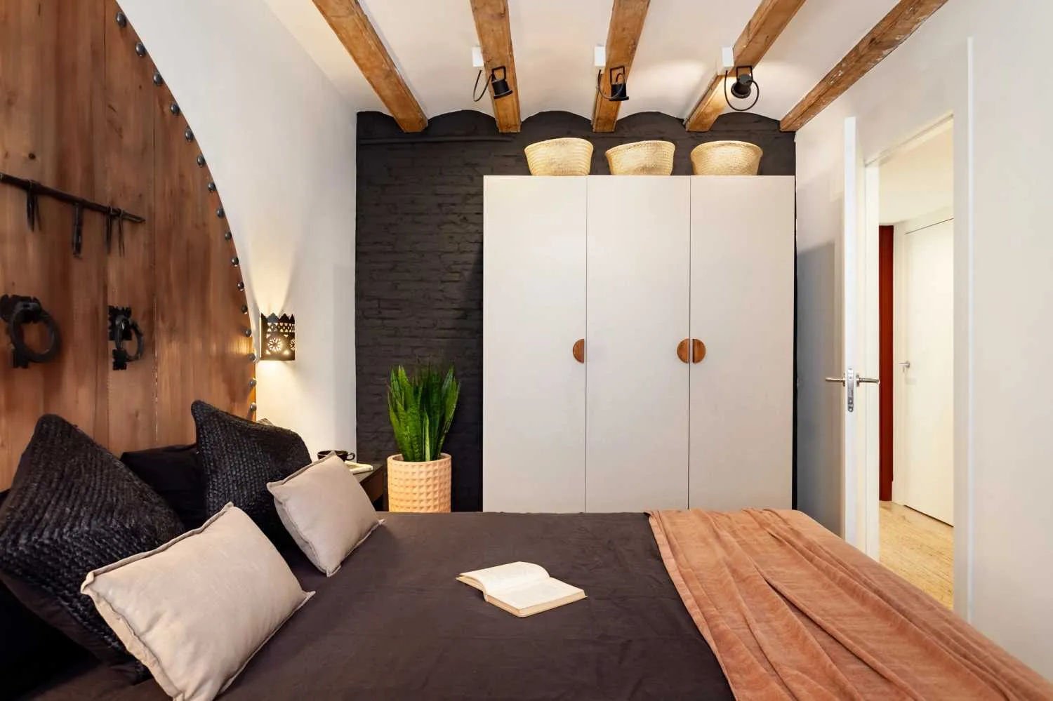 Stylish 70m2 Barcelona Flat With High-speed Fiber, Dual Monitors & Modern Kitchen For Remote Work #5