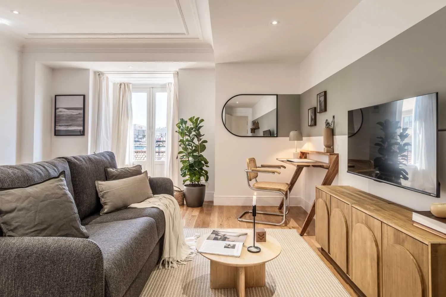 Elegant Madrid Flat With High-speed Fiber & Pro Workspace For Remote Professionals #3