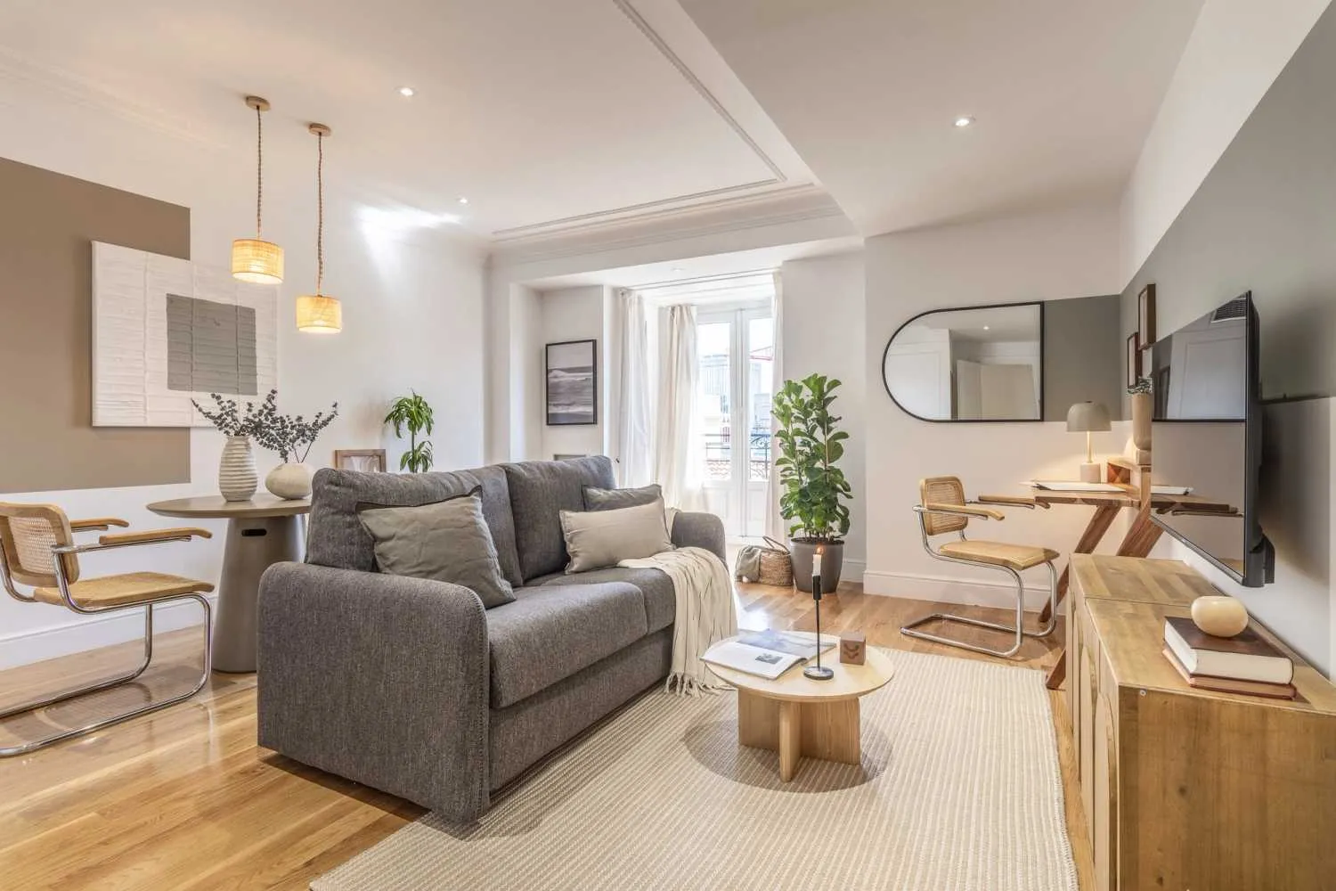 Elegant Madrid Flat With High-speed Fiber & Pro Workspace For Remote Professionals #2