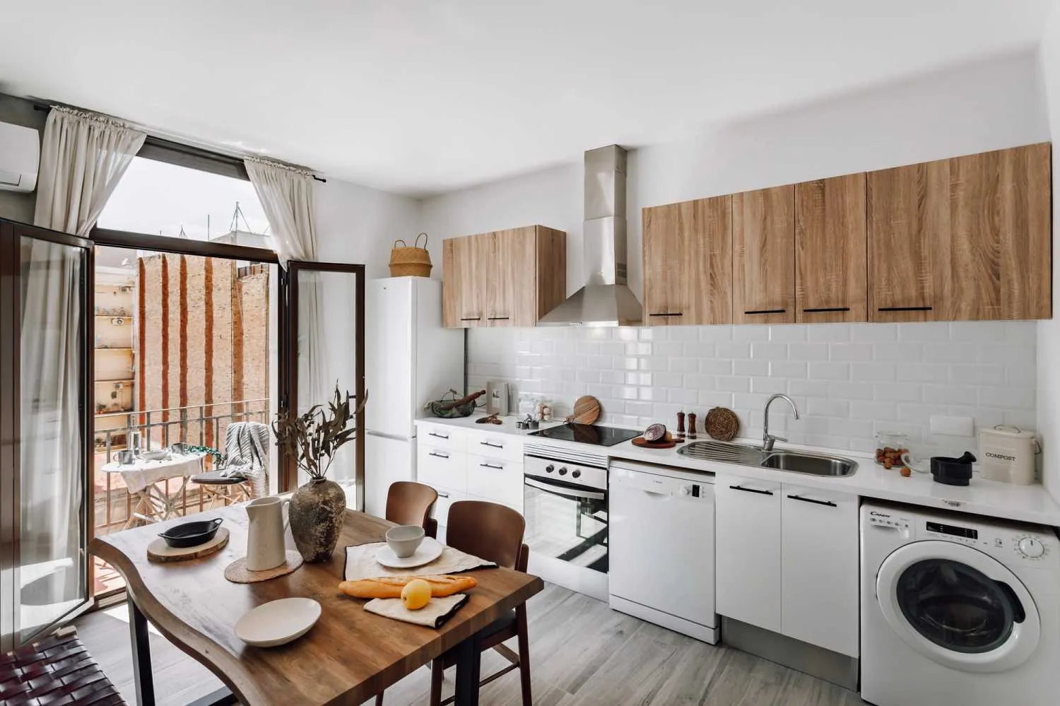 Luxurious 2-bed Flat With Pro Workstation & Streaming Setup In Barcelona Center #4