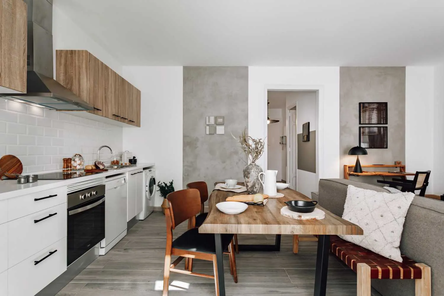 Luxurious 2-bed Flat With Pro Workstation & Streaming Setup In Barcelona Center #3