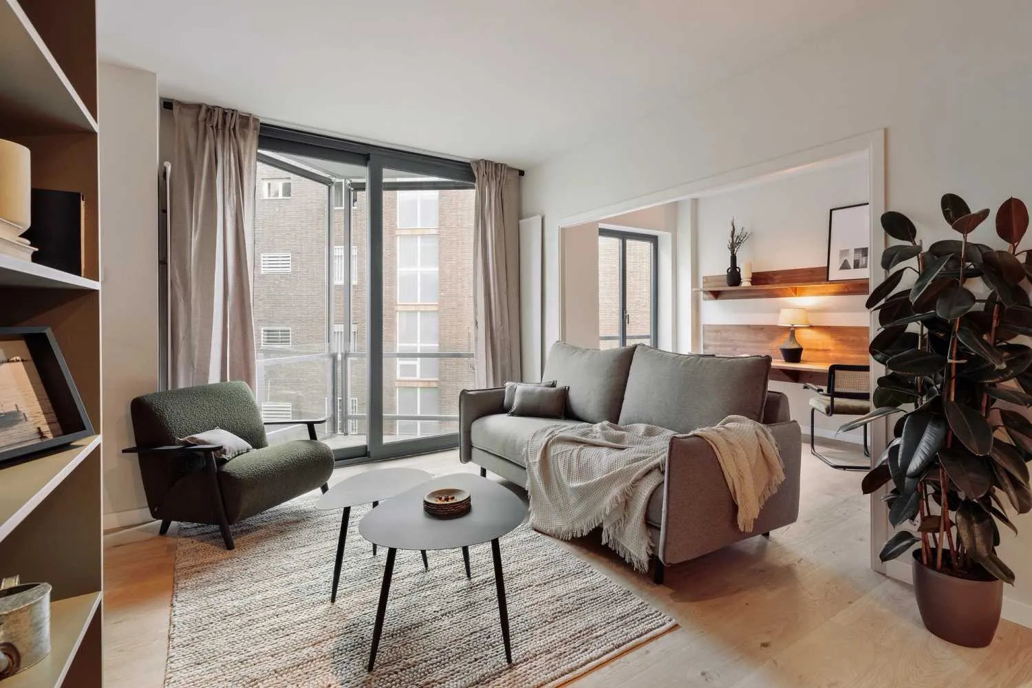 Refined 2-bed Barcelona Flat With Gigabit Internet And Pro Home Office Setup #2