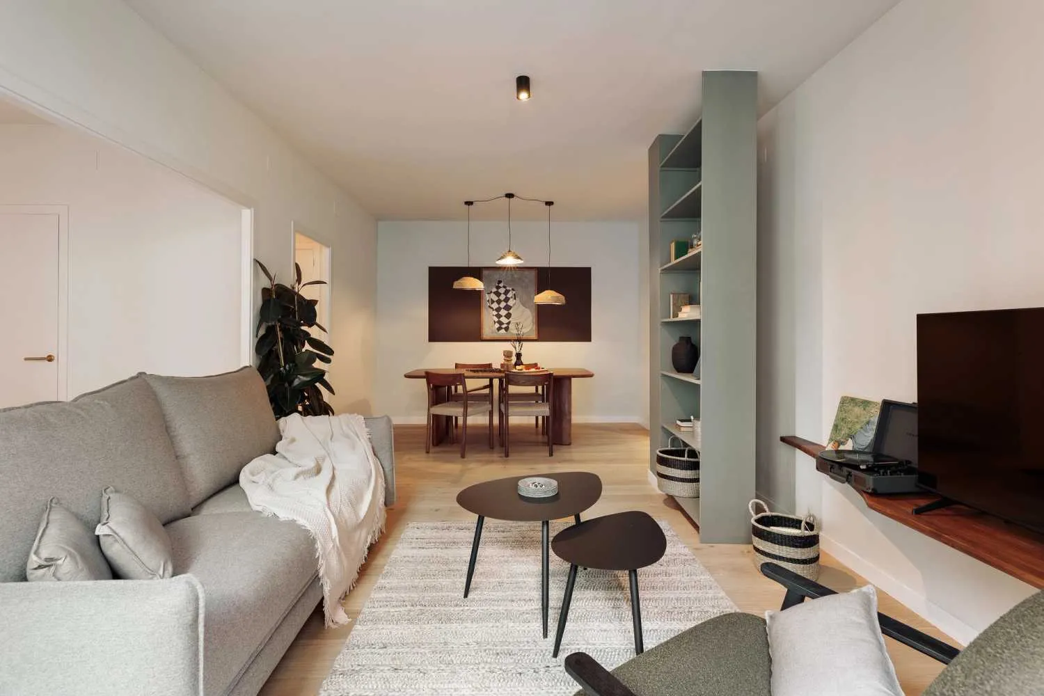 Refined 2-bed Barcelona Flat With Gigabit Internet And Pro Home Office Setup #5
