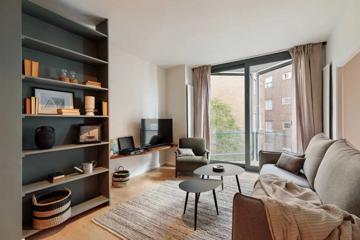 Refined 2-bed Barcelona Flat With Gigabit Internet And Pro Home Office Setup #4